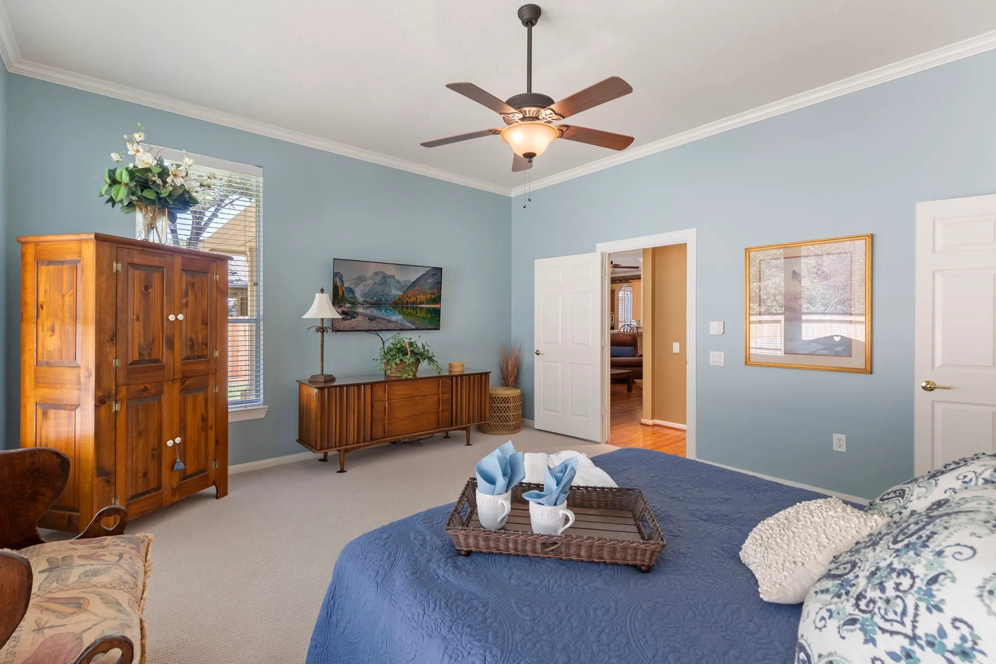 Property Slideshow image 23 of 35 | 162 e northcastle cir, The Woodlands, TX, 77384