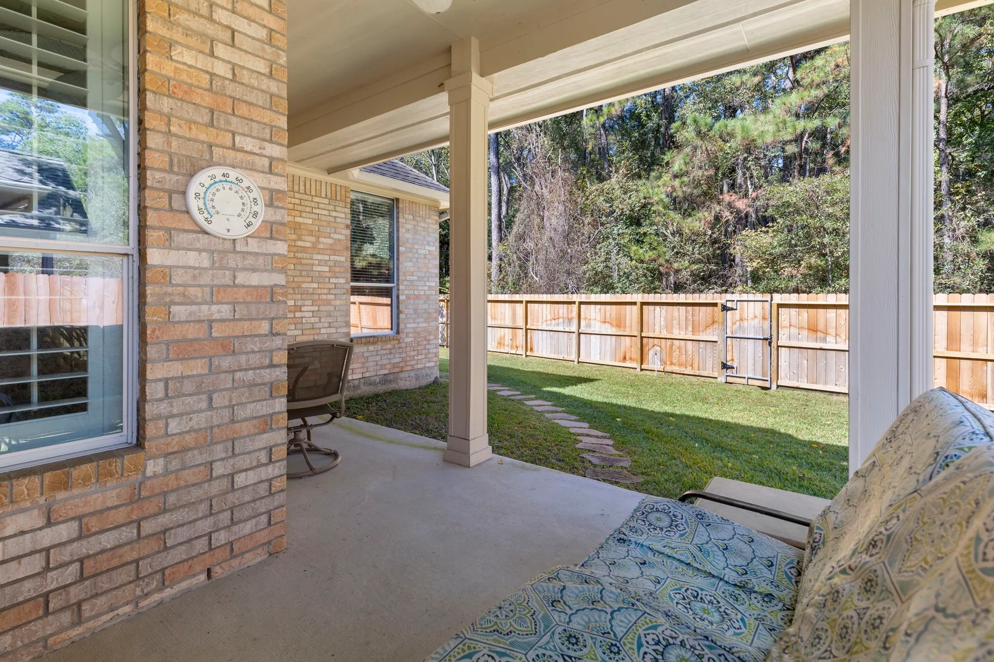 Property Slideshow image 32 of 35 | 162 e northcastle cir, The Woodlands, TX, 77384