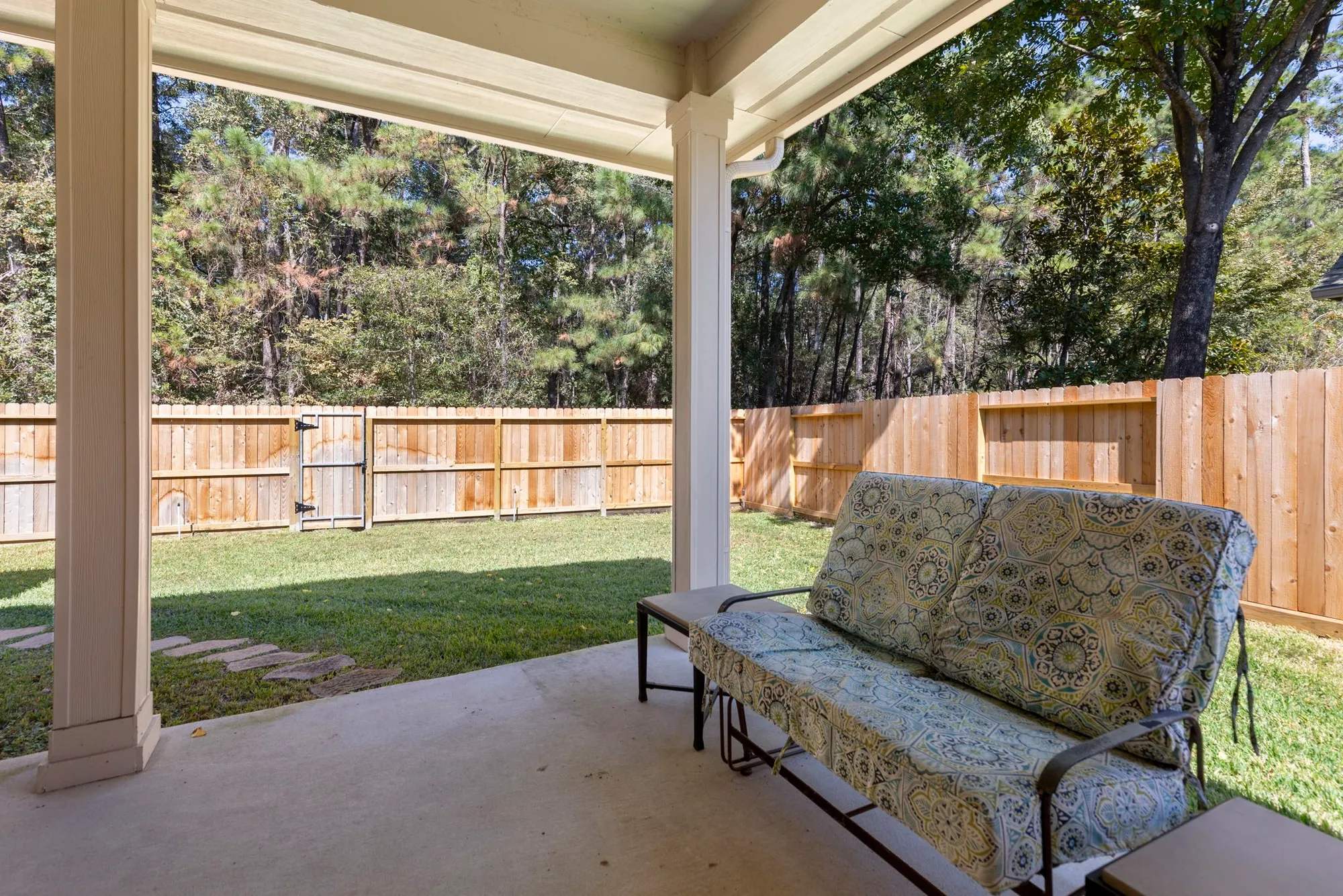 Property Slideshow image 33 of 35 | 162 e northcastle cir, The Woodlands, TX, 77384