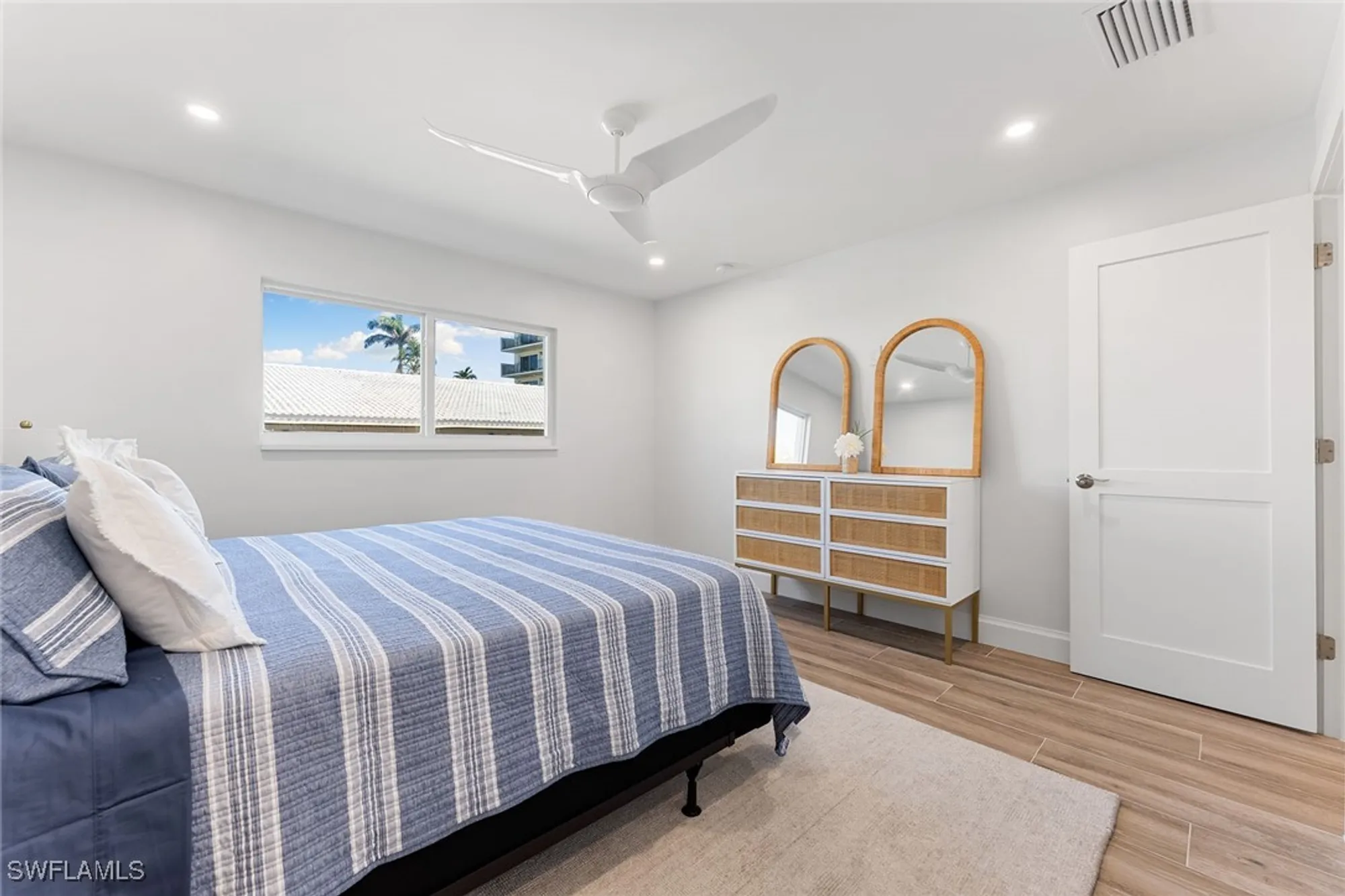 Property Slideshow image 26 of 37 | 2100 gulf shore blvd 107, Naples, FL, 34102