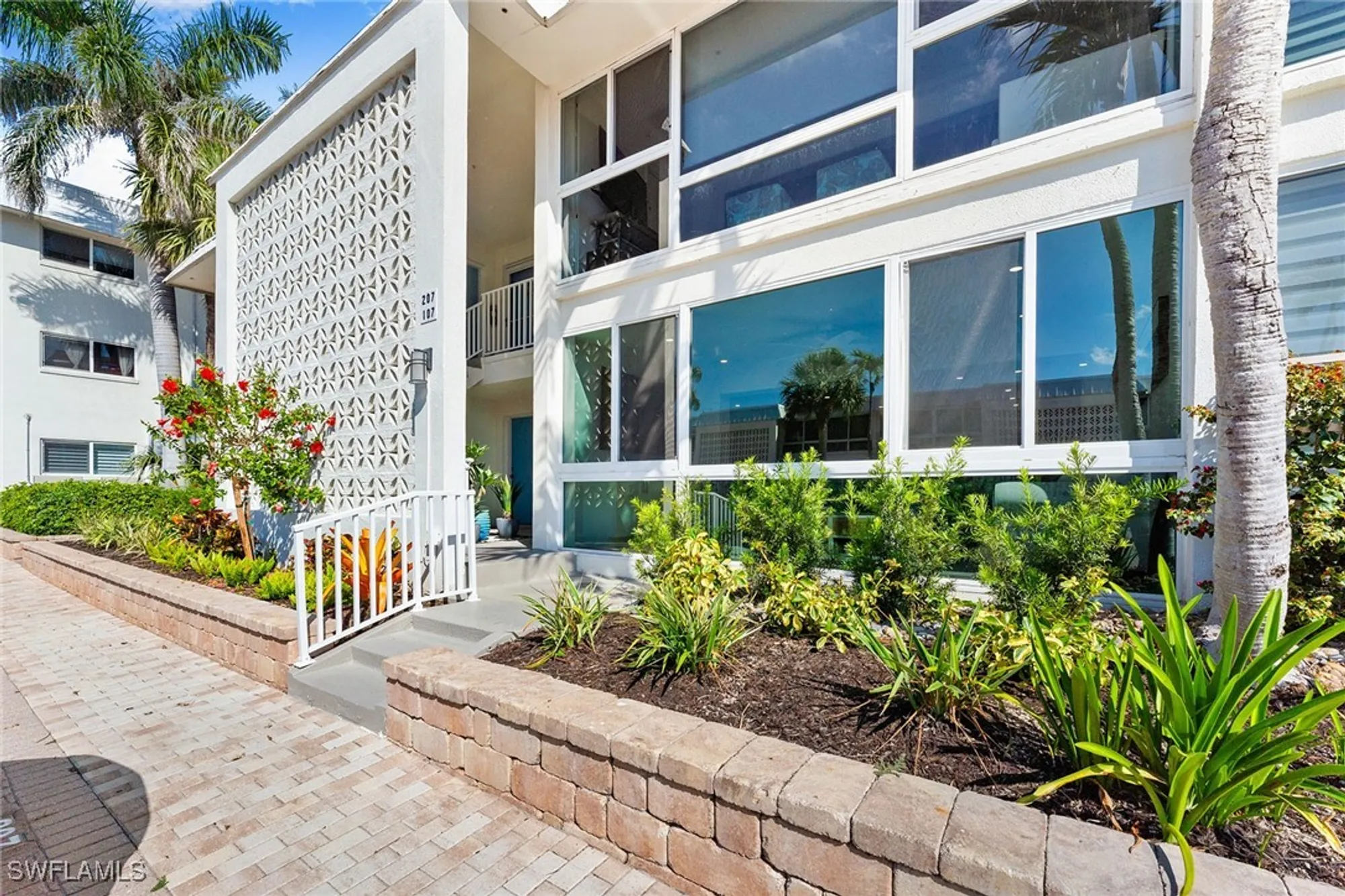 Property Slideshow image 30 of 37 | 2100 gulf shore blvd 107, Naples, FL, 34102