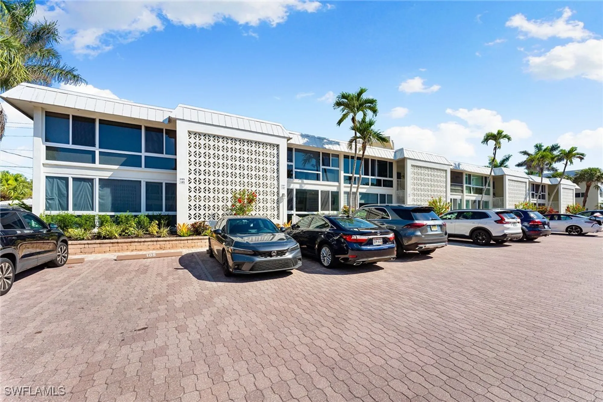 Property Slideshow image 31 of 37 | 2100 gulf shore blvd 107, Naples, FL, 34102