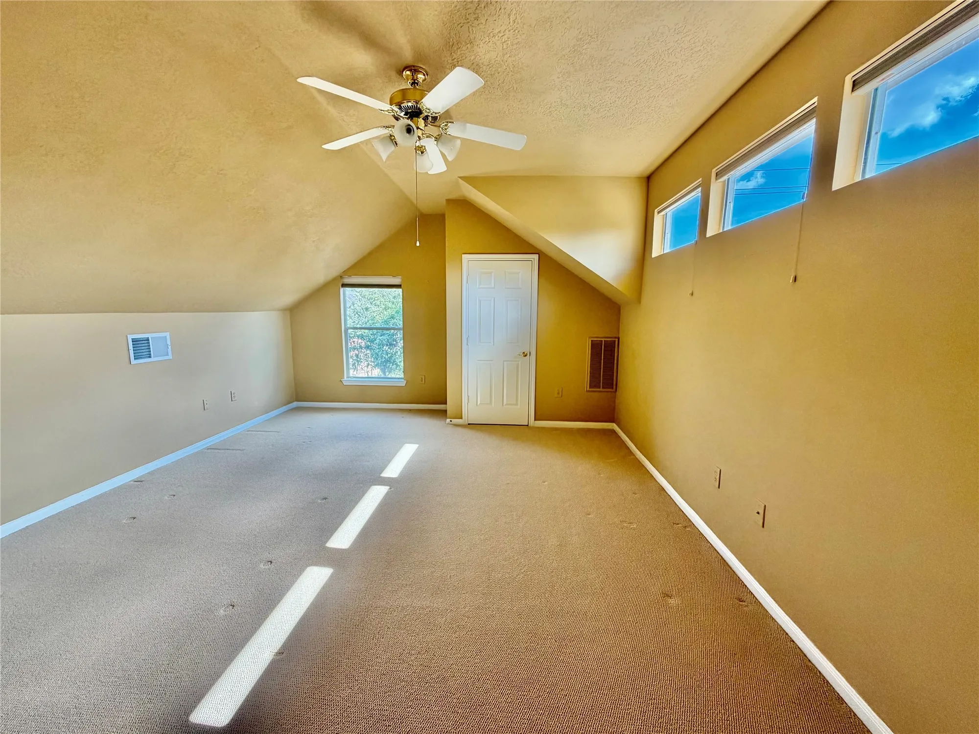 Property Slideshow image 26 of 33 | 1407 capri place ln, Pearland, TX, 77581