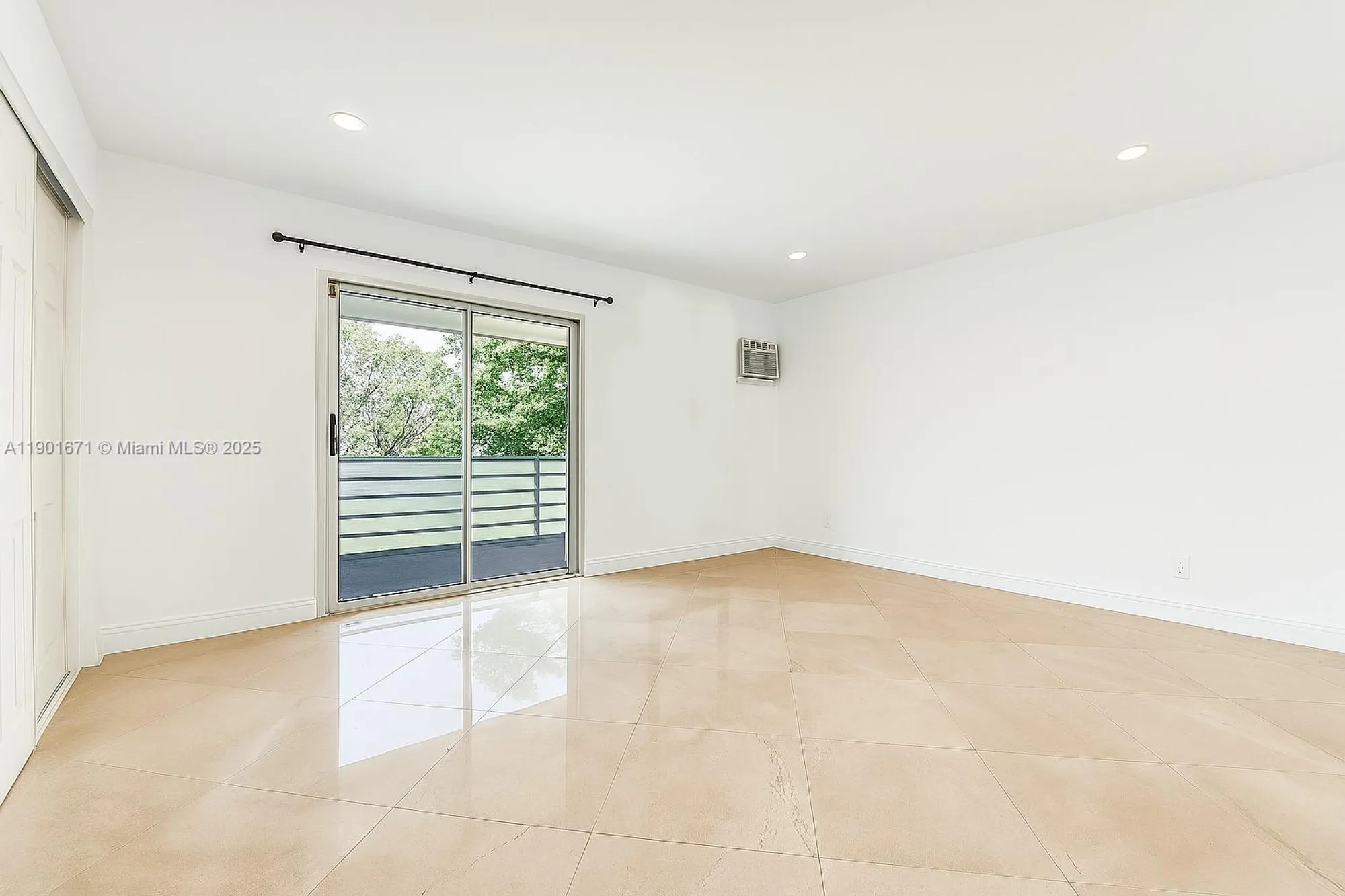 Property Slideshow image 3 of 11 | 390 tilford r r 390, Deerfield Beach, FL, 33442