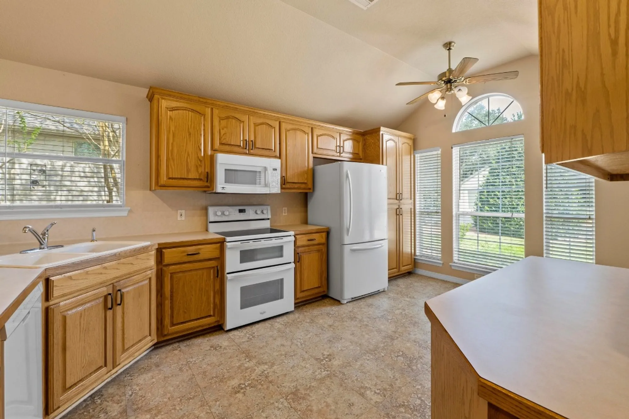 Property Slideshow image 15 of 33 | 125 sabine dr, Georgetown, TX, 78628