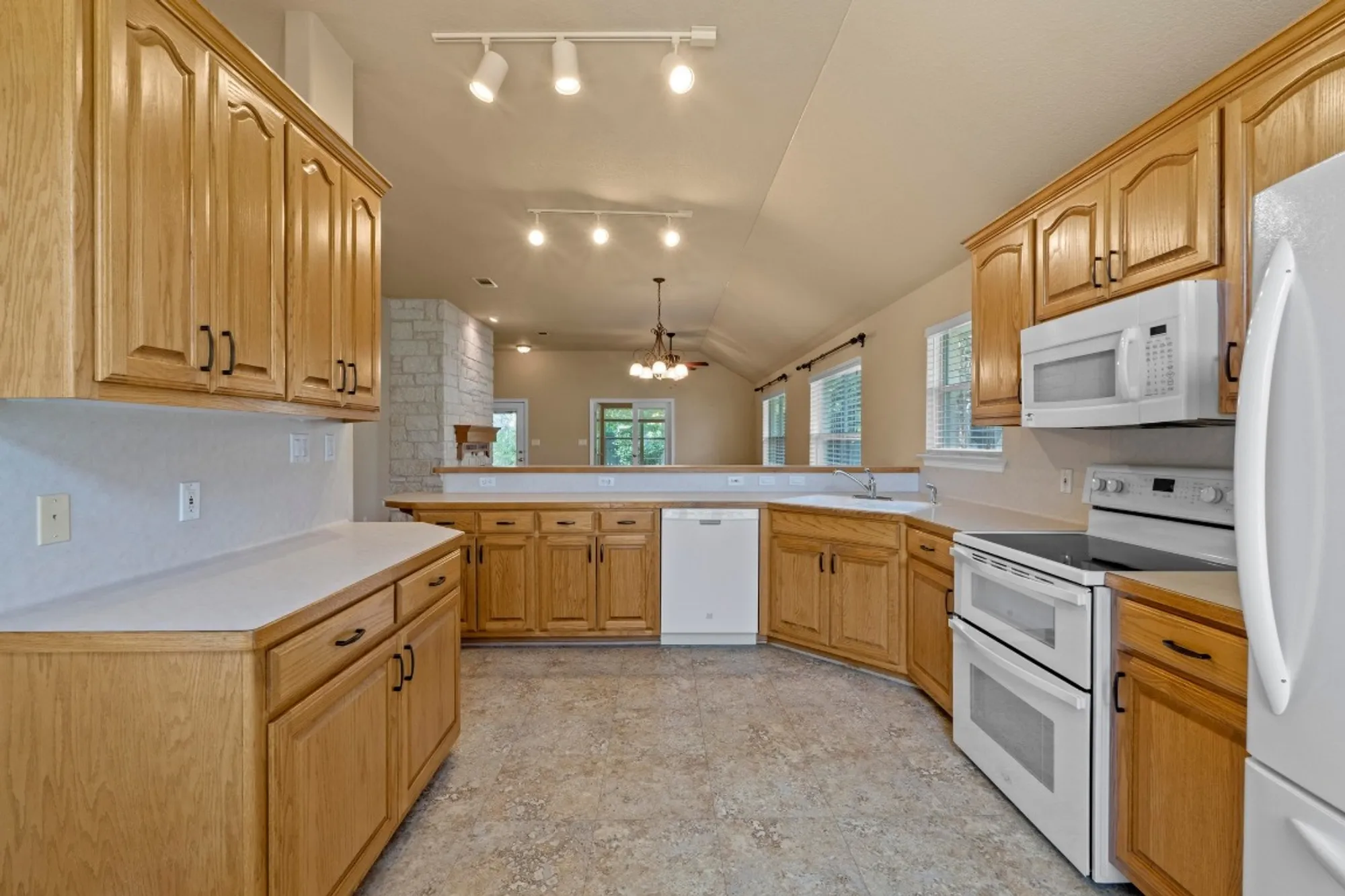 Property Slideshow image 16 of 33 | 125 sabine dr, Georgetown, TX, 78628