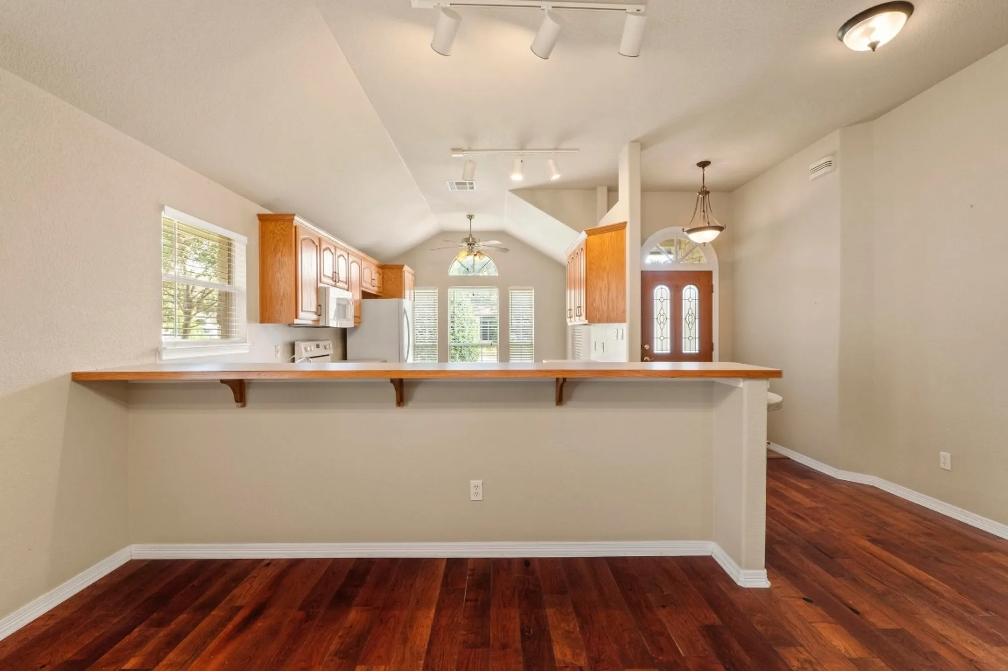 Property Slideshow image 11 of 33 | 125 sabine dr, Georgetown, TX, 78628