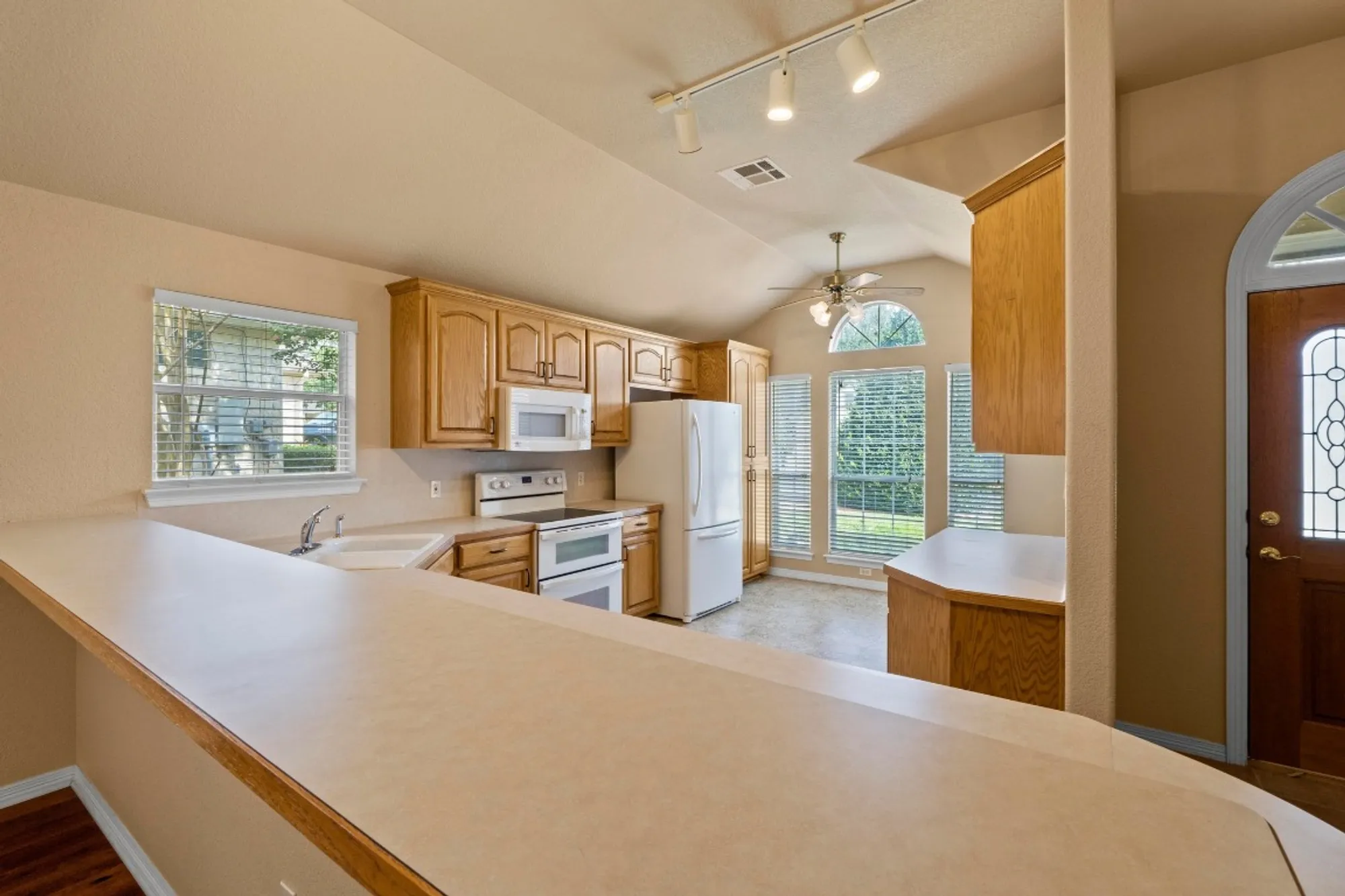 Property Slideshow image 13 of 33 | 125 sabine dr, Georgetown, TX, 78628