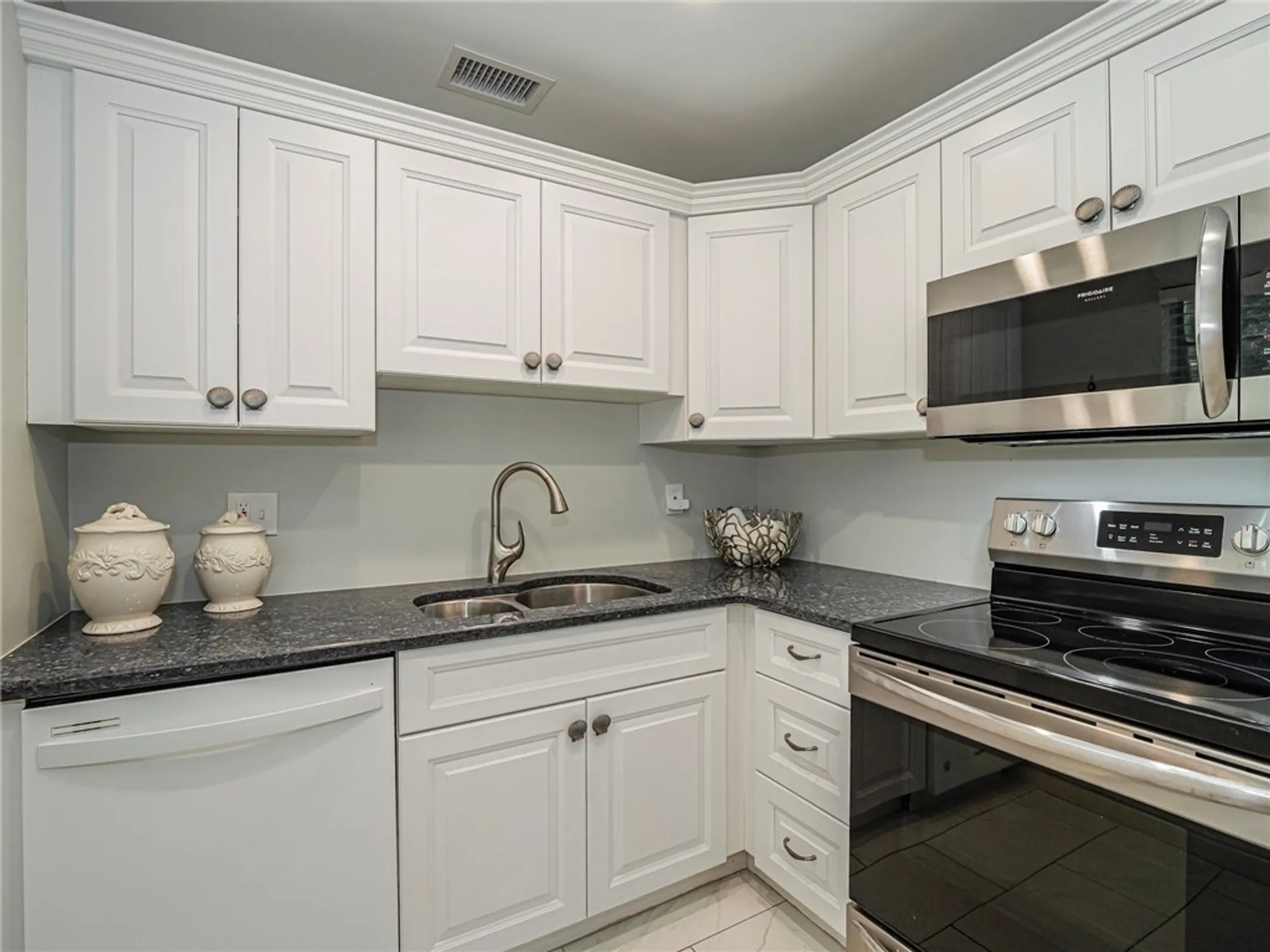 Property Slideshow image 10 of 35 | 5400 highway a1a apt d3, Vero Beach, FL, 32963