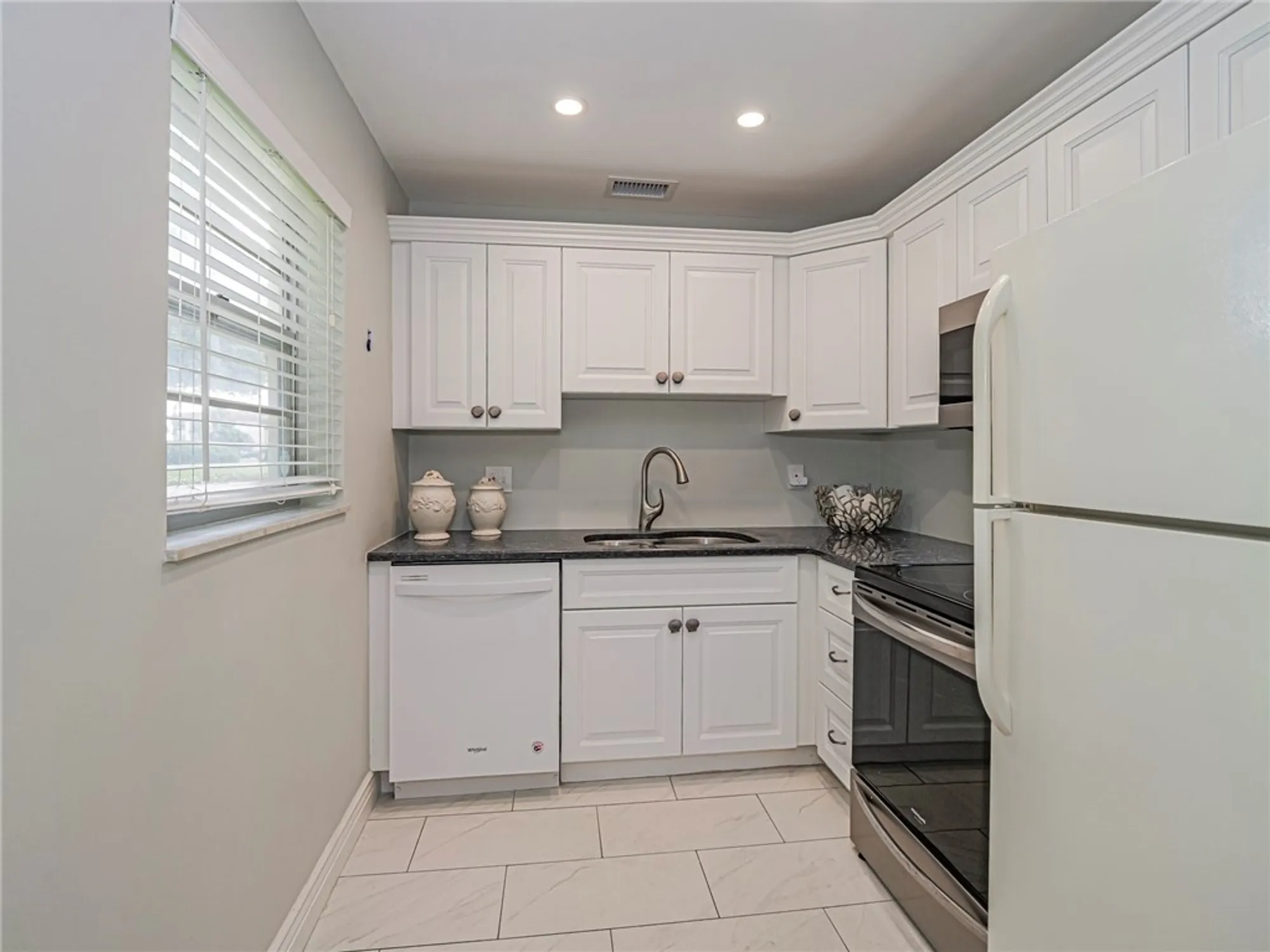 Property Slideshow image 9 of 35 | 5400 highway a1a apt d3, Vero Beach, FL, 32963