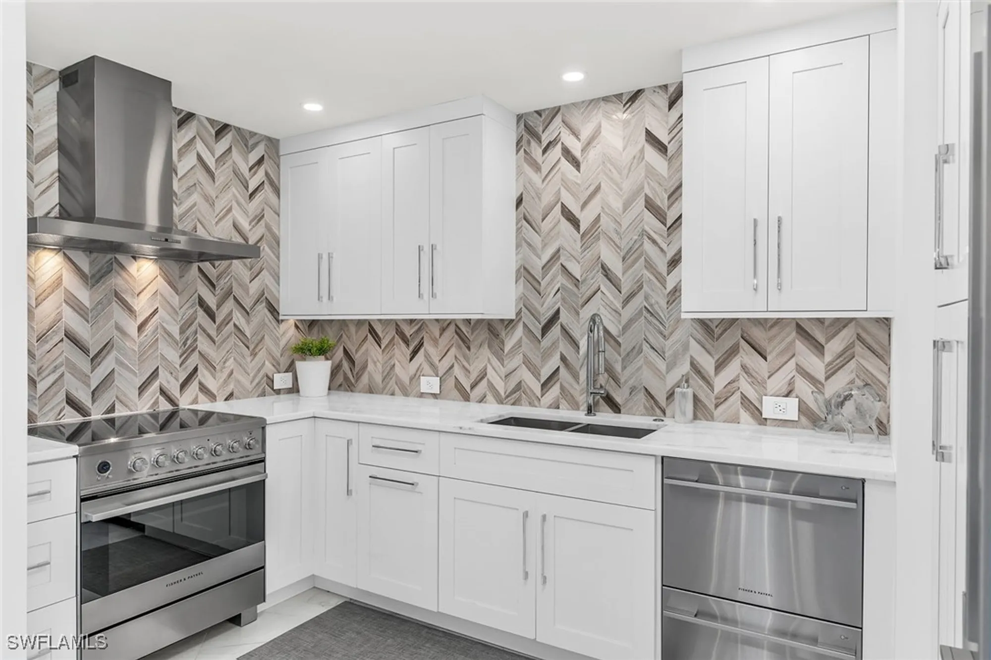 Property Slideshow image 7 of 29 | 3443 gulf shore blvd 803, Naples, FL, 34103