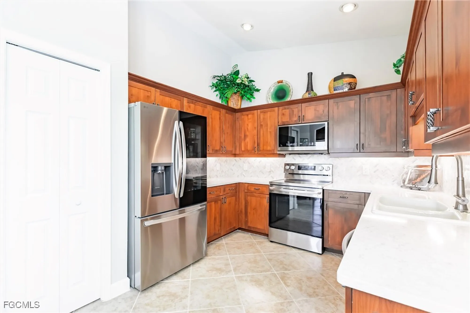 Property Slideshow image 13 of 39 | 3121 meandering way 201, Fort Myers, FL, 33905