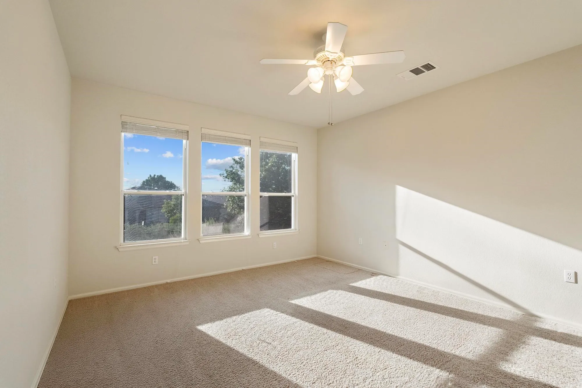 Property Slideshow image 16 of 29 | 136 prairie creek trl, Georgetown, TX, 78633