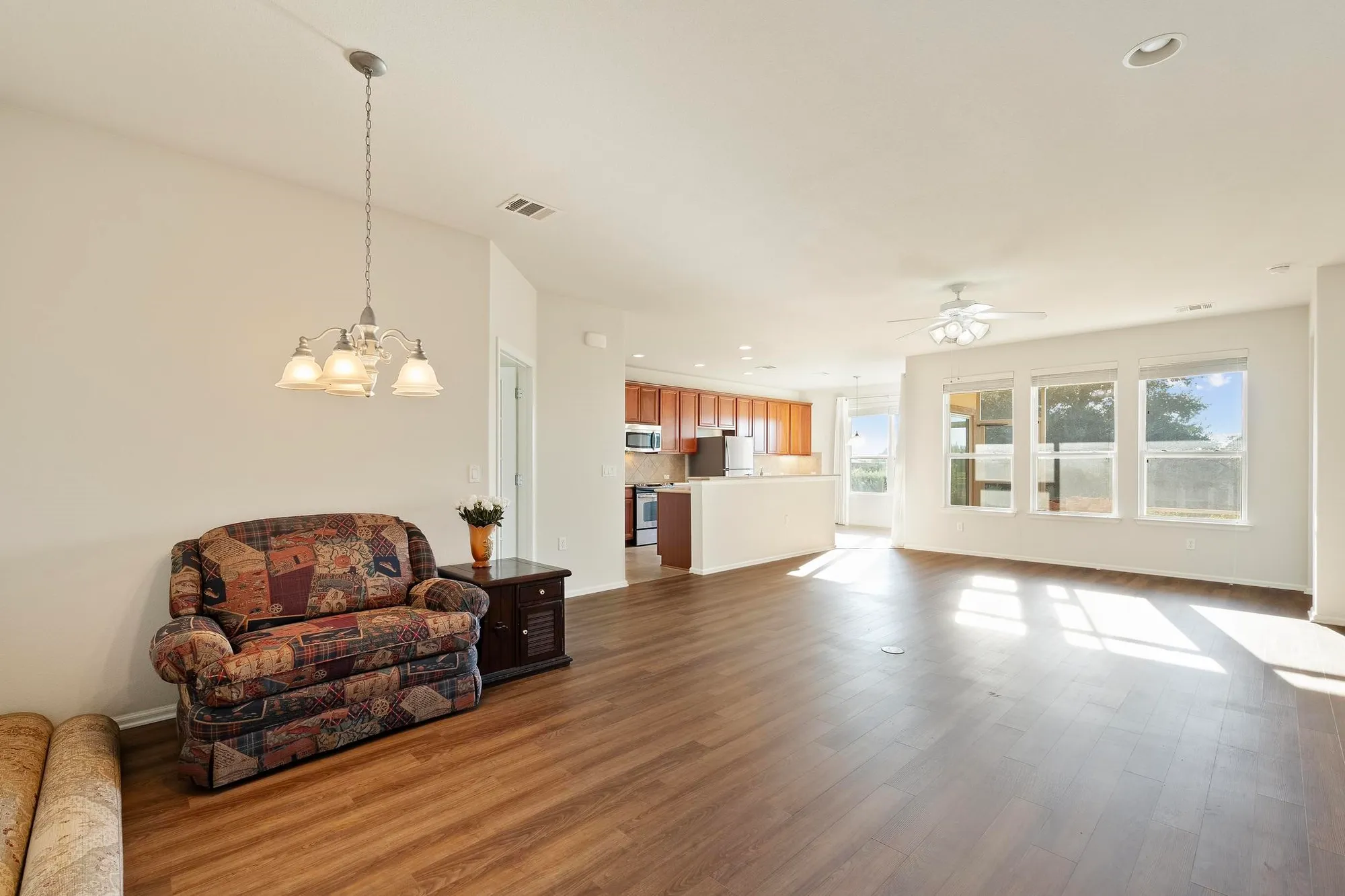 Property Slideshow image 3 of 29 | 136 prairie creek trl, Georgetown, TX, 78633