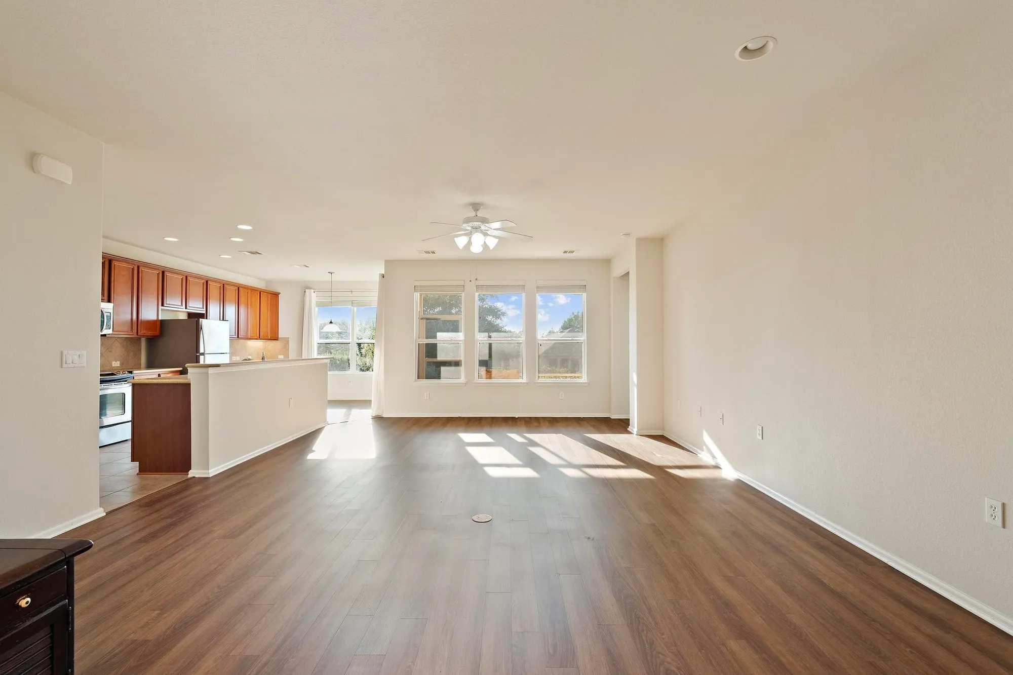 Property Slideshow image 4 of 29 | 136 prairie creek trl, Georgetown, TX, 78633