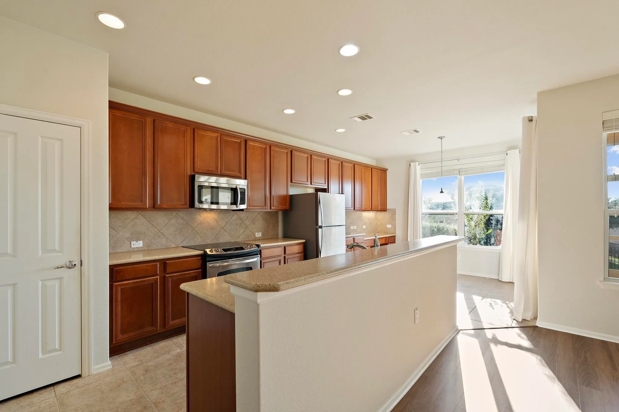 Property Slideshow image 6 of 29 | 136 prairie creek trl, Georgetown, TX, 78633