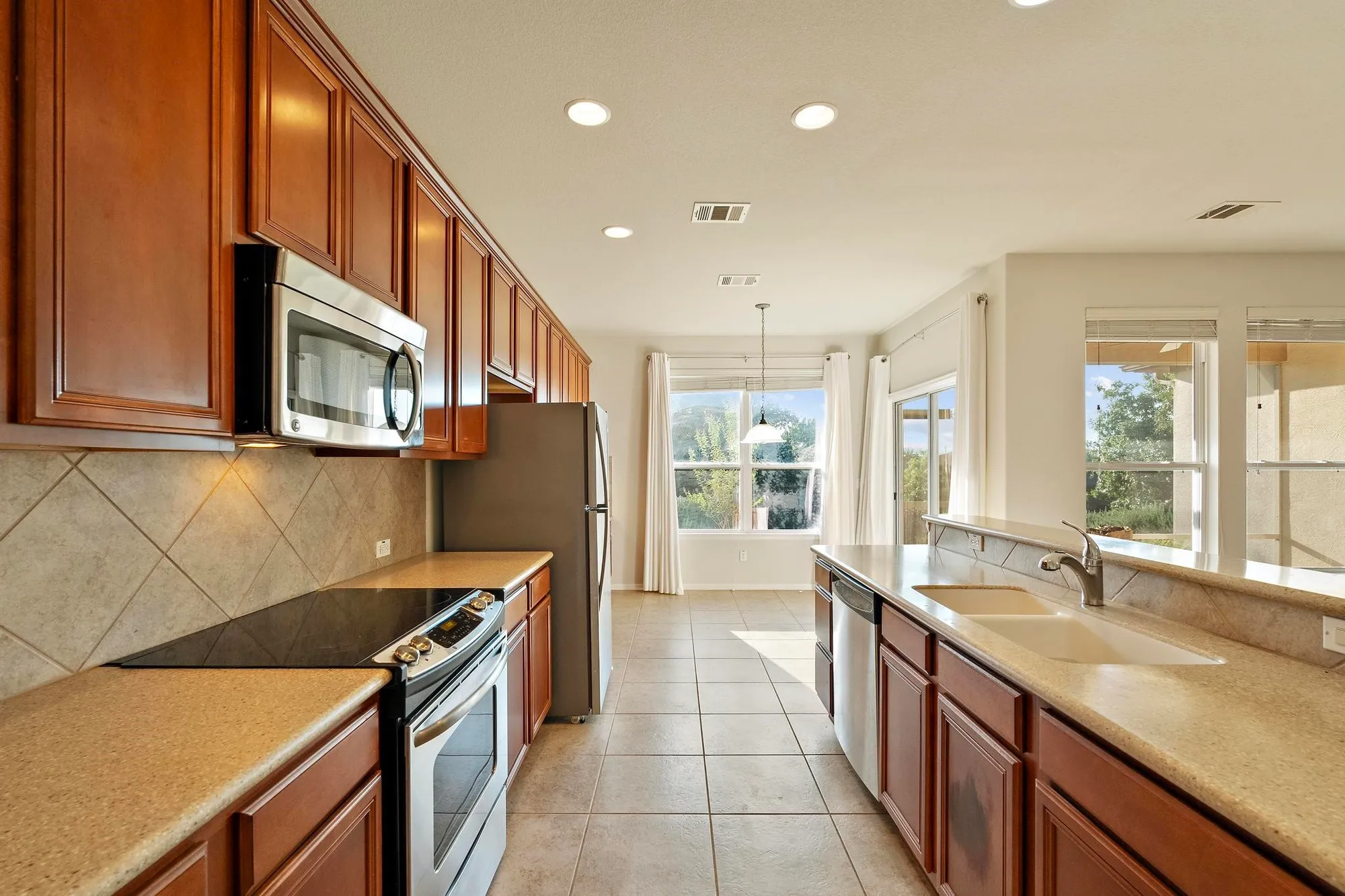 Property Slideshow image 7 of 29 | 136 prairie creek trl, Georgetown, TX, 78633