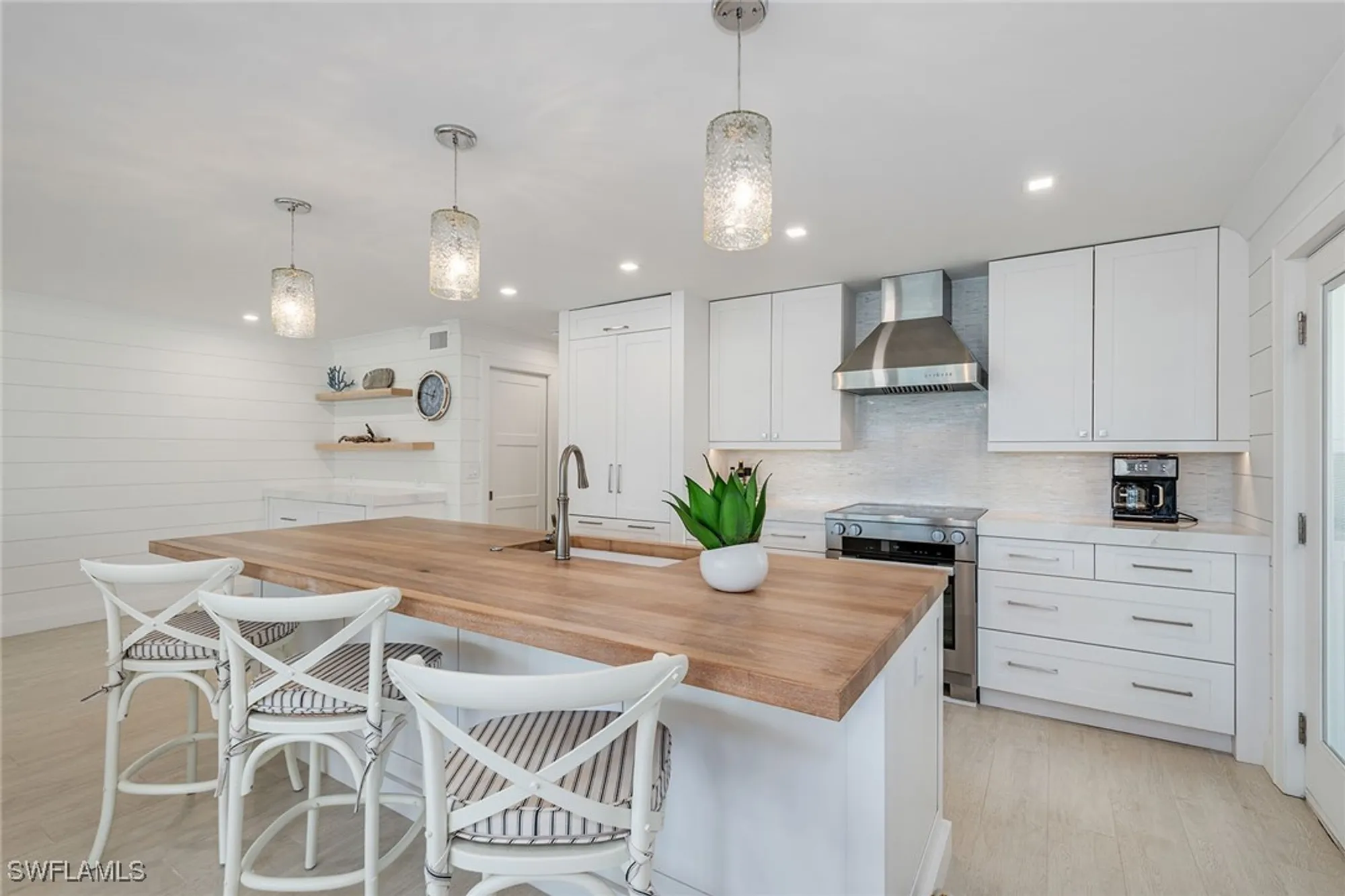 Property Slideshow image 5 of 20 | 2850 gulf shore blvd 110, Naples, FL, 34103