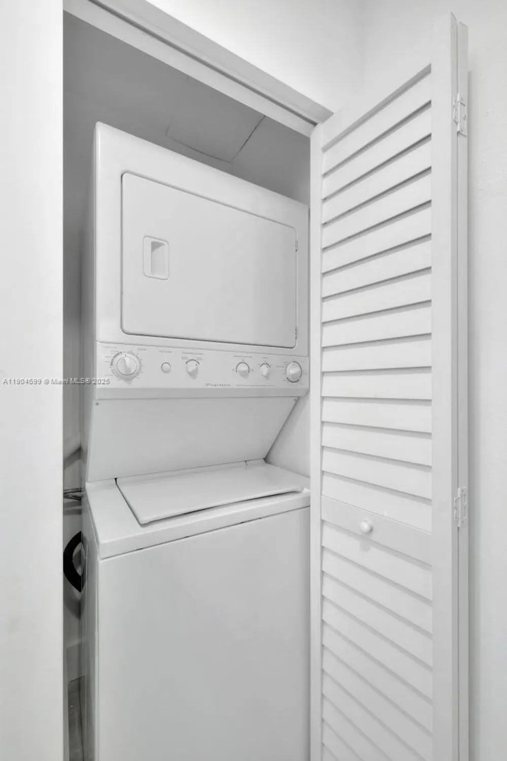 Property Slideshow image 4 of 13 | 4964 nw 48th way, Tamarac, FL, 33319