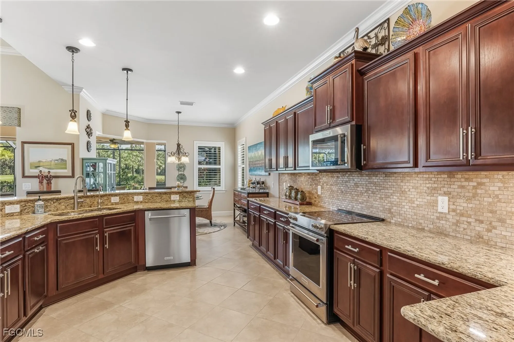Property Slideshow image 9 of 39 | 11013 surrey pl, Fort Myers, FL, 33913