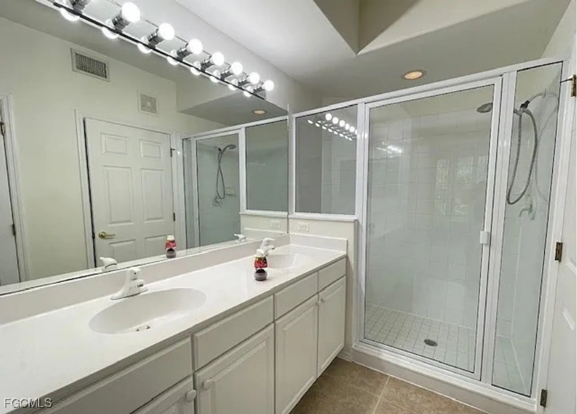 Property Slideshow image 6 of 13 | 9667 hemingway ln 3106, Fort Myers, FL, 33913