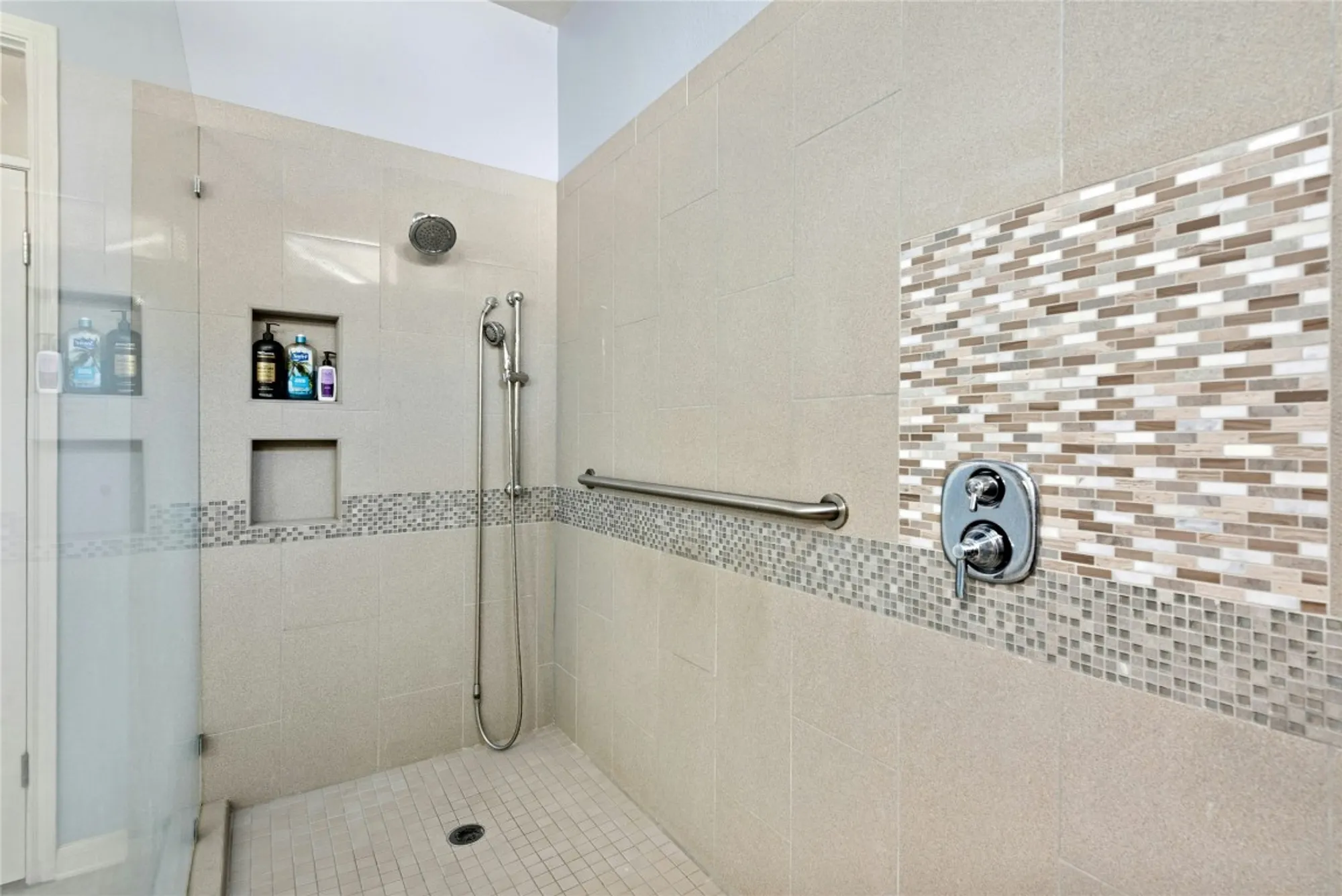 Property Slideshow image 25 of 35 | 106 waterlily ln, Georgetown, TX, 78633