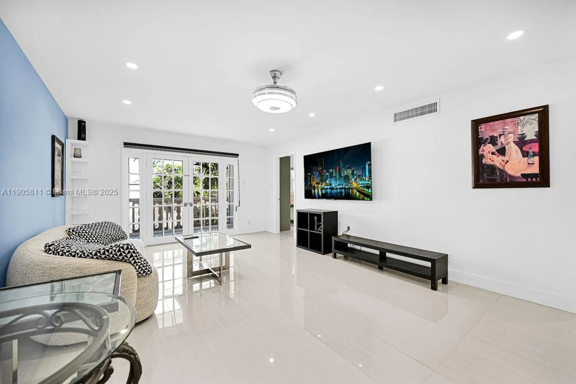 Property Slideshow image 19 of 25 | 410 se 2nd st 223, Hallandale Beach, FL, 33009