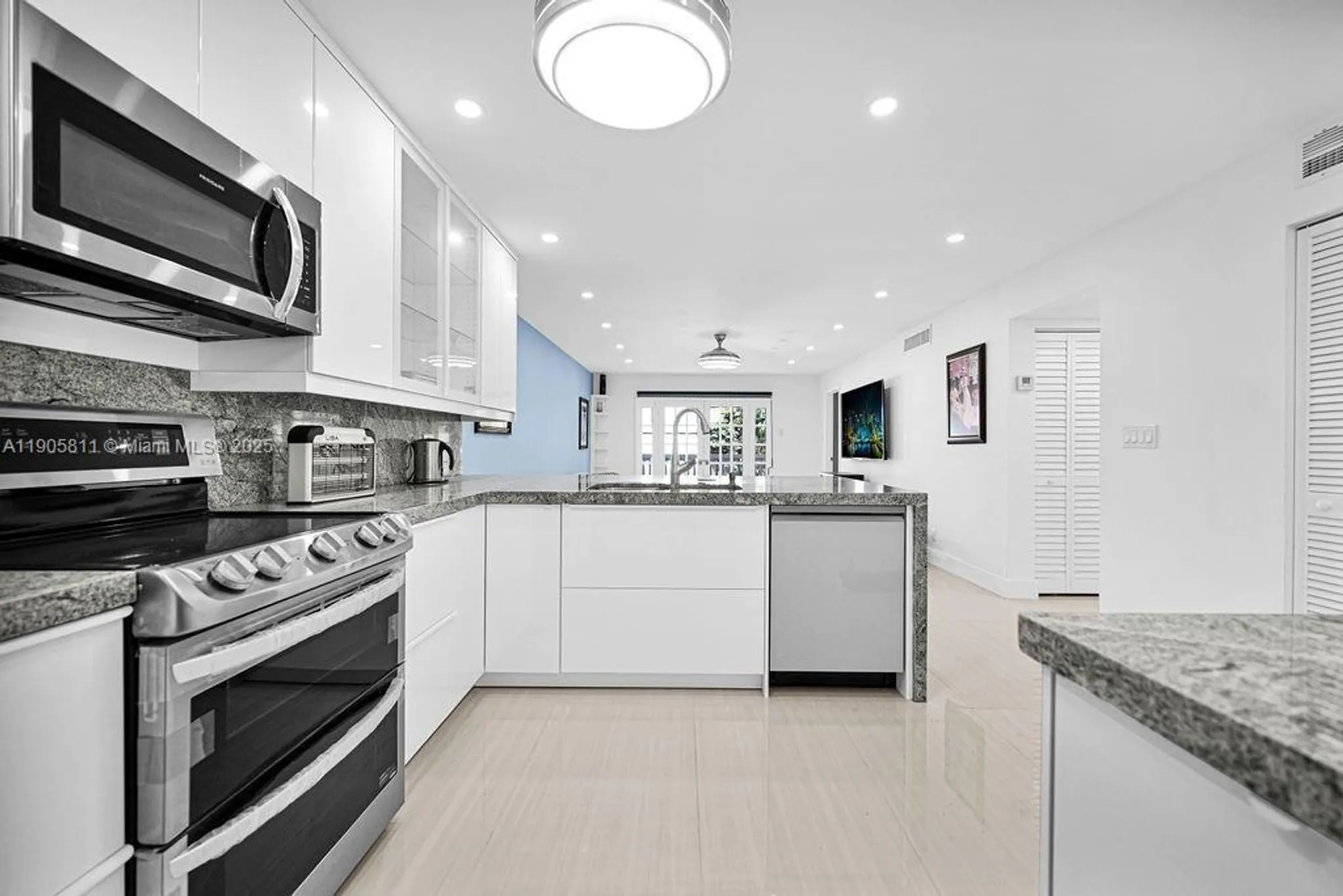 Property Slideshow image 4 of 25 | 410 se 2nd st 223, Hallandale Beach, FL, 33009