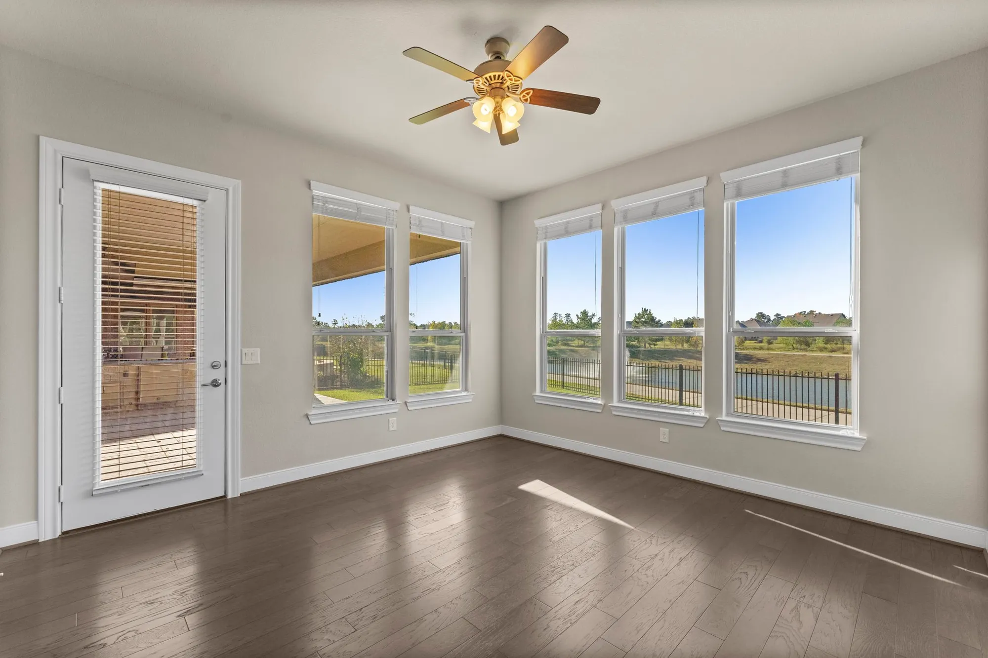 Property Slideshow image 14 of 50 | 349 kerry bog ln, The Woodlands, TX, 77382