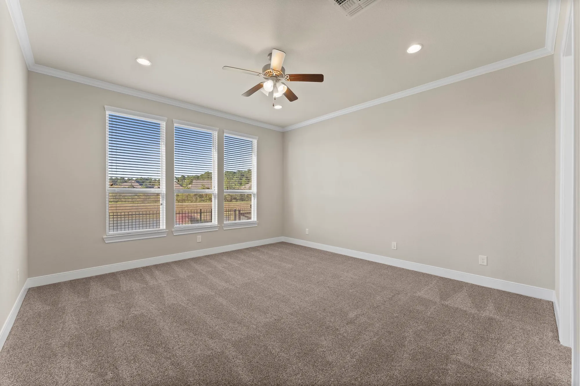 Property Slideshow image 15 of 50 | 349 kerry bog ln, The Woodlands, TX, 77382