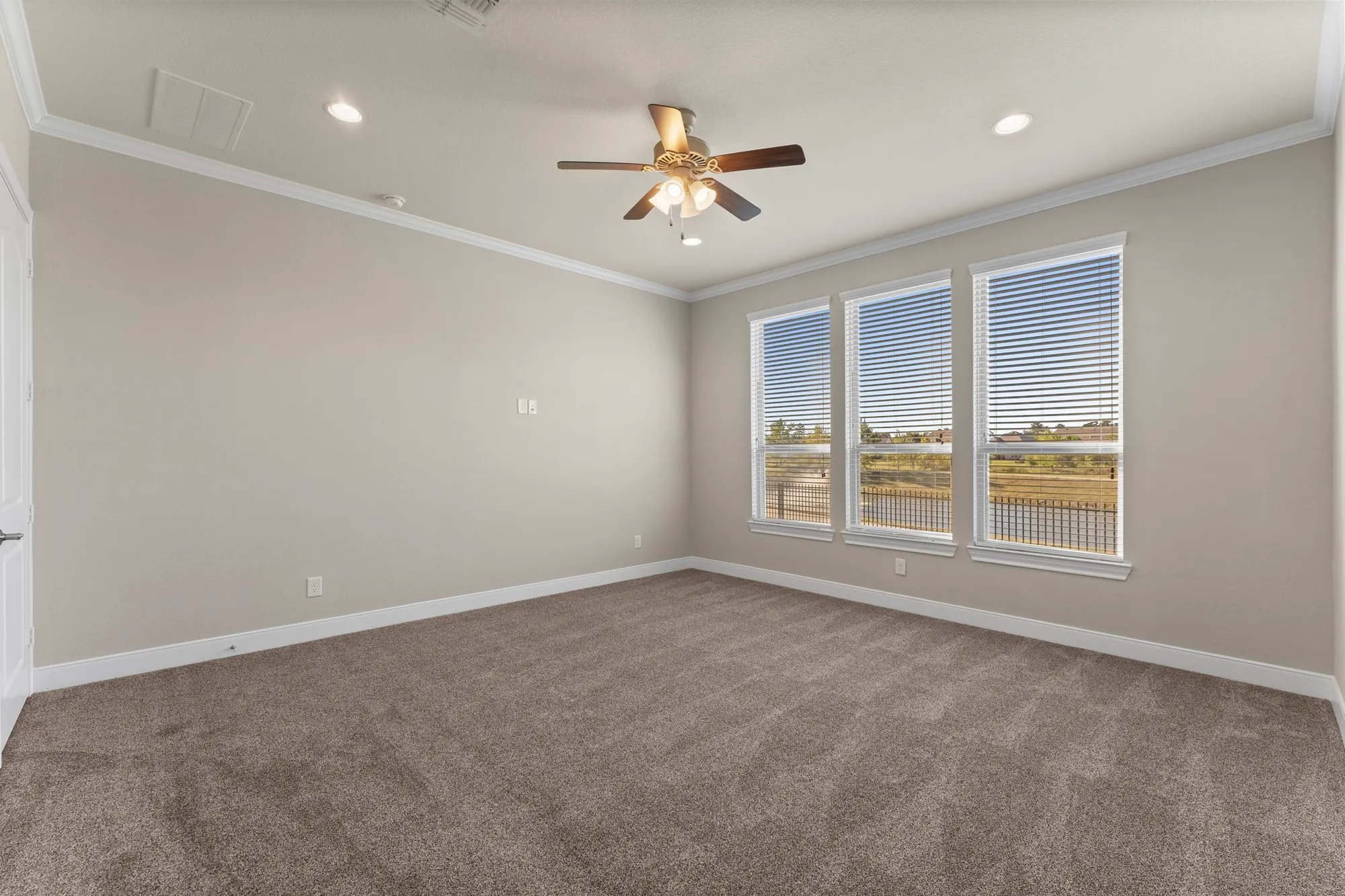 Property Slideshow image 18 of 50 | 349 kerry bog ln, Spring, TX, 77382