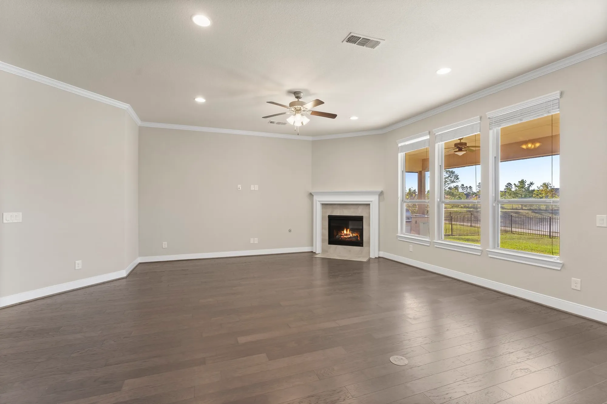 Property Slideshow image 12 of 50 | 349 kerry bog ln, The Woodlands, TX, 77382