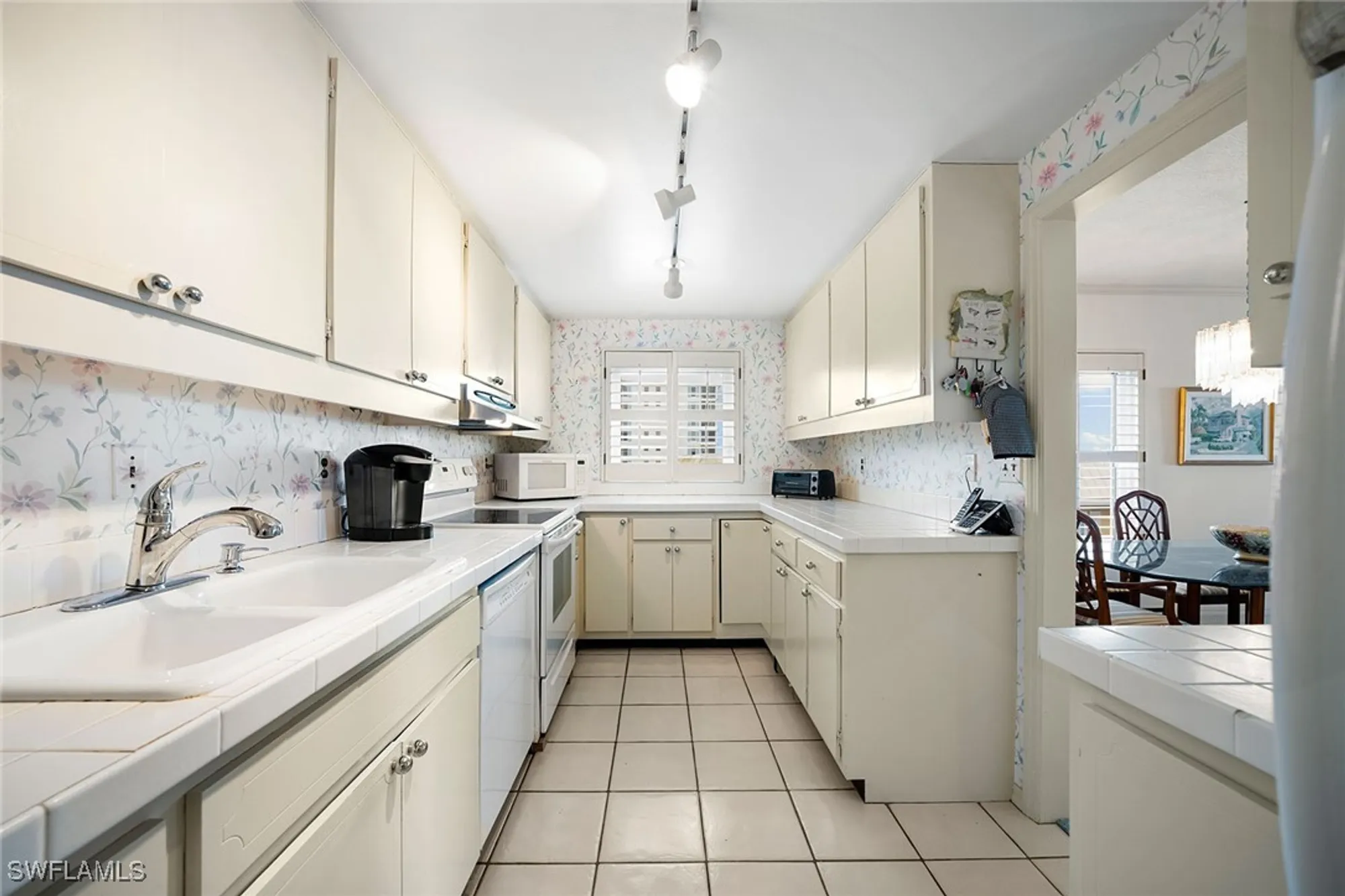 Property Slideshow image 7 of 24 | 2885 gulf shore blvd 304, Naples, FL, 34103