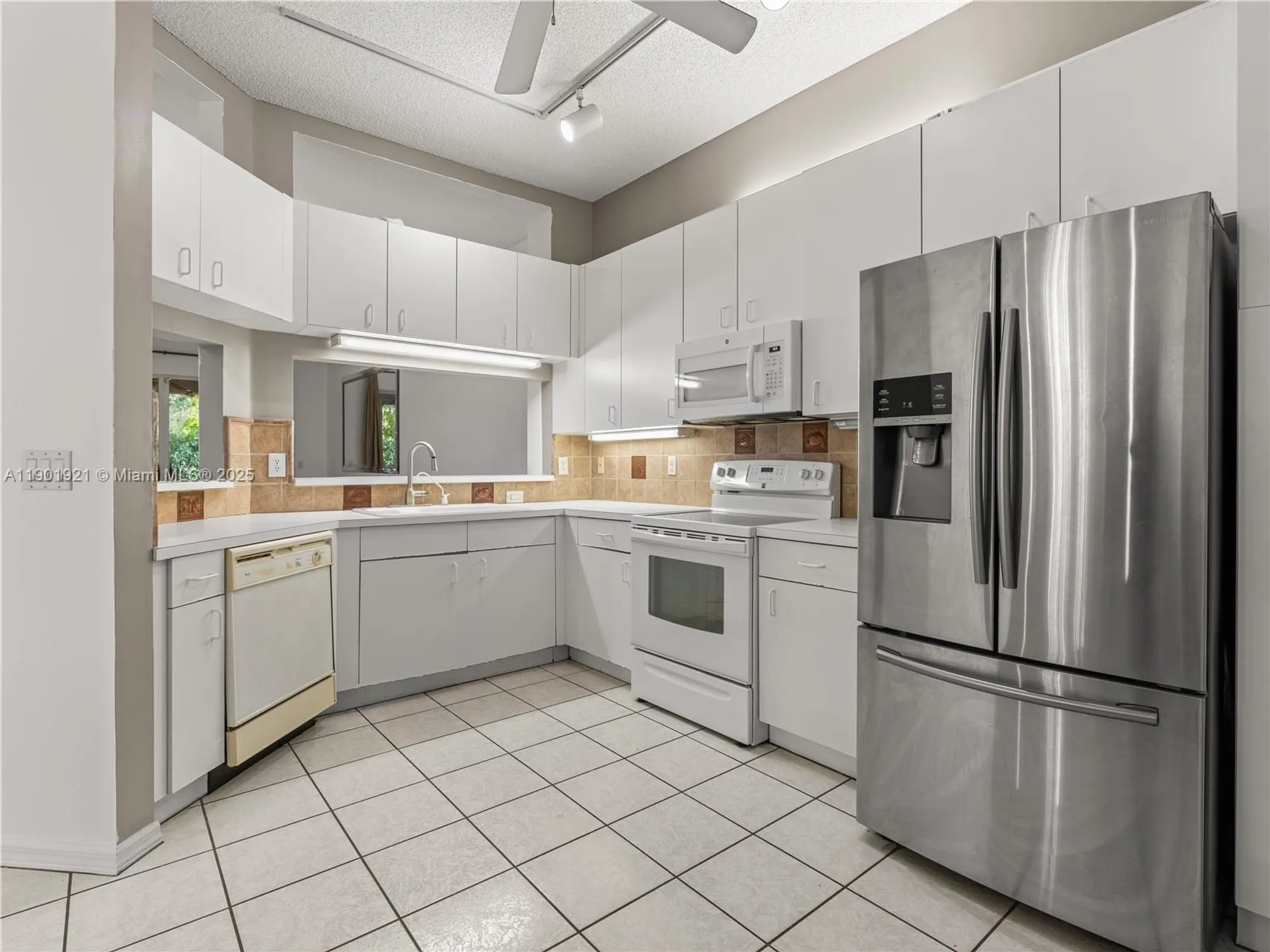 Property Slideshow image 14 of 27 | 10168 lombardy dr, Tamarac, FL, 33321