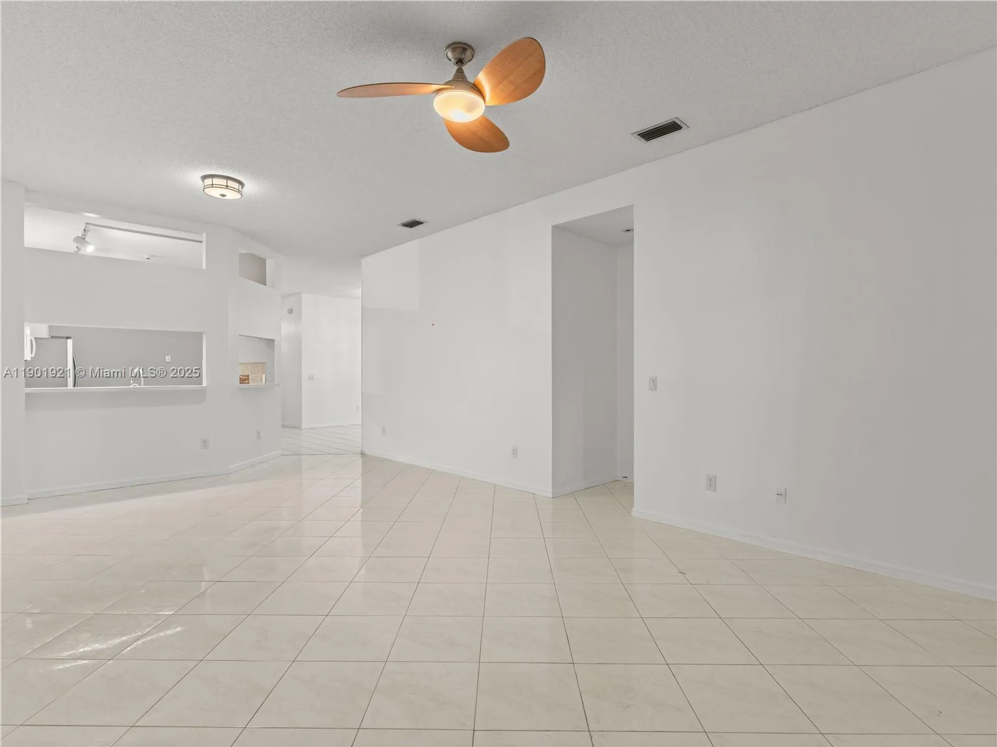 Property Slideshow image 15 of 27 | 10168 lombardy dr, Tamarac, FL, 33321