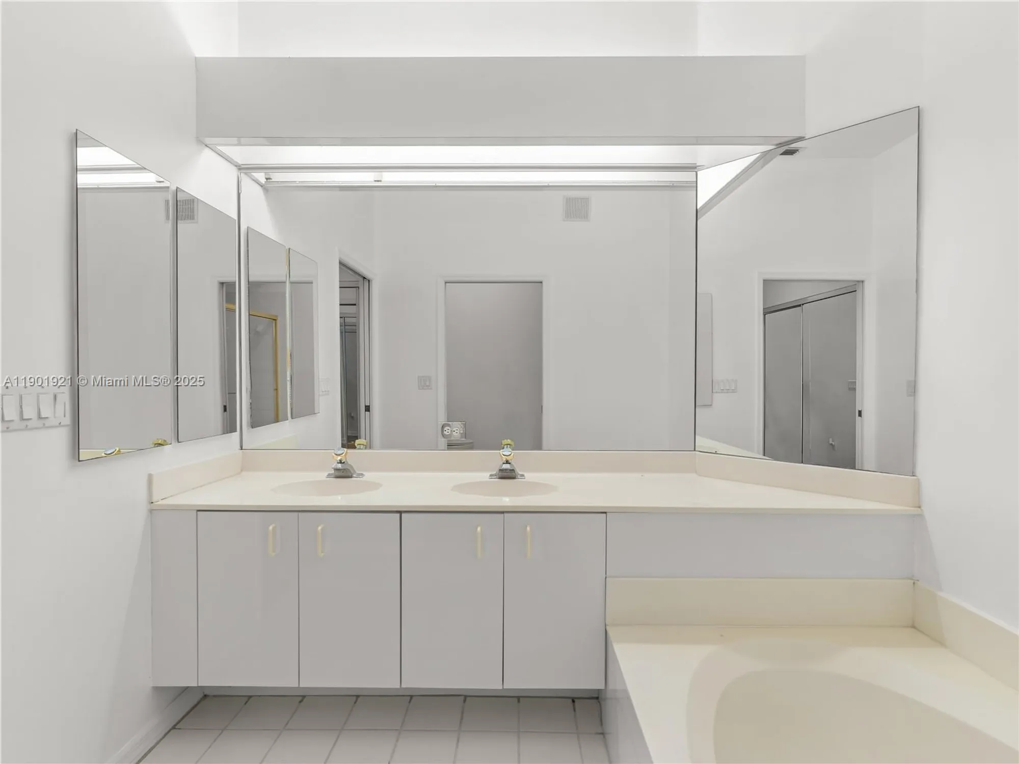 Property Slideshow image 17 of 27 | 10168 lombardy dr, Tamarac, FL, 33321