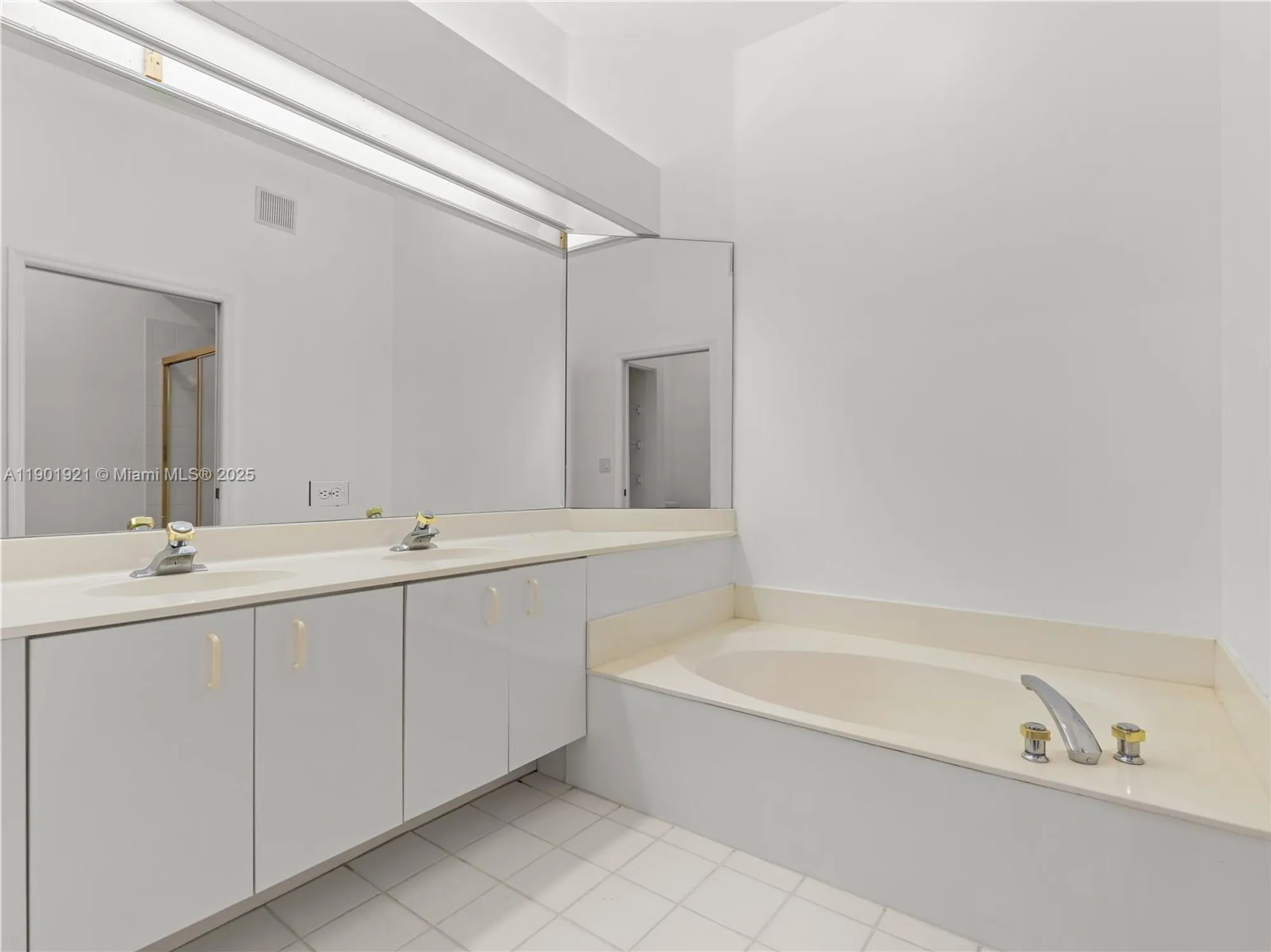 Property Slideshow image 18 of 27 | 10168 lombardy dr, Tamarac, FL, 33321