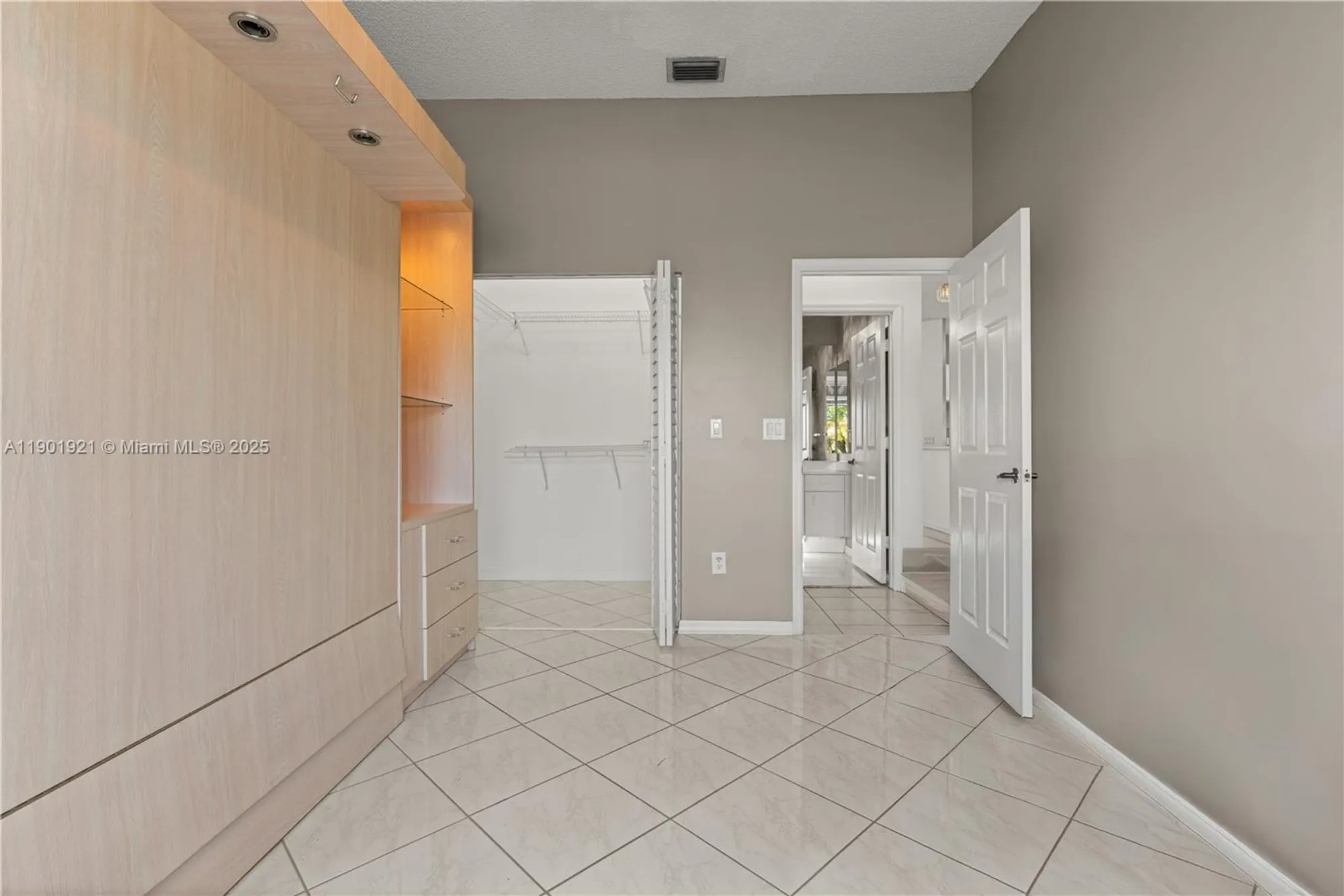 Property Slideshow image 11 of 27 | 10168 lombardy dr, Tamarac, FL, 33321
