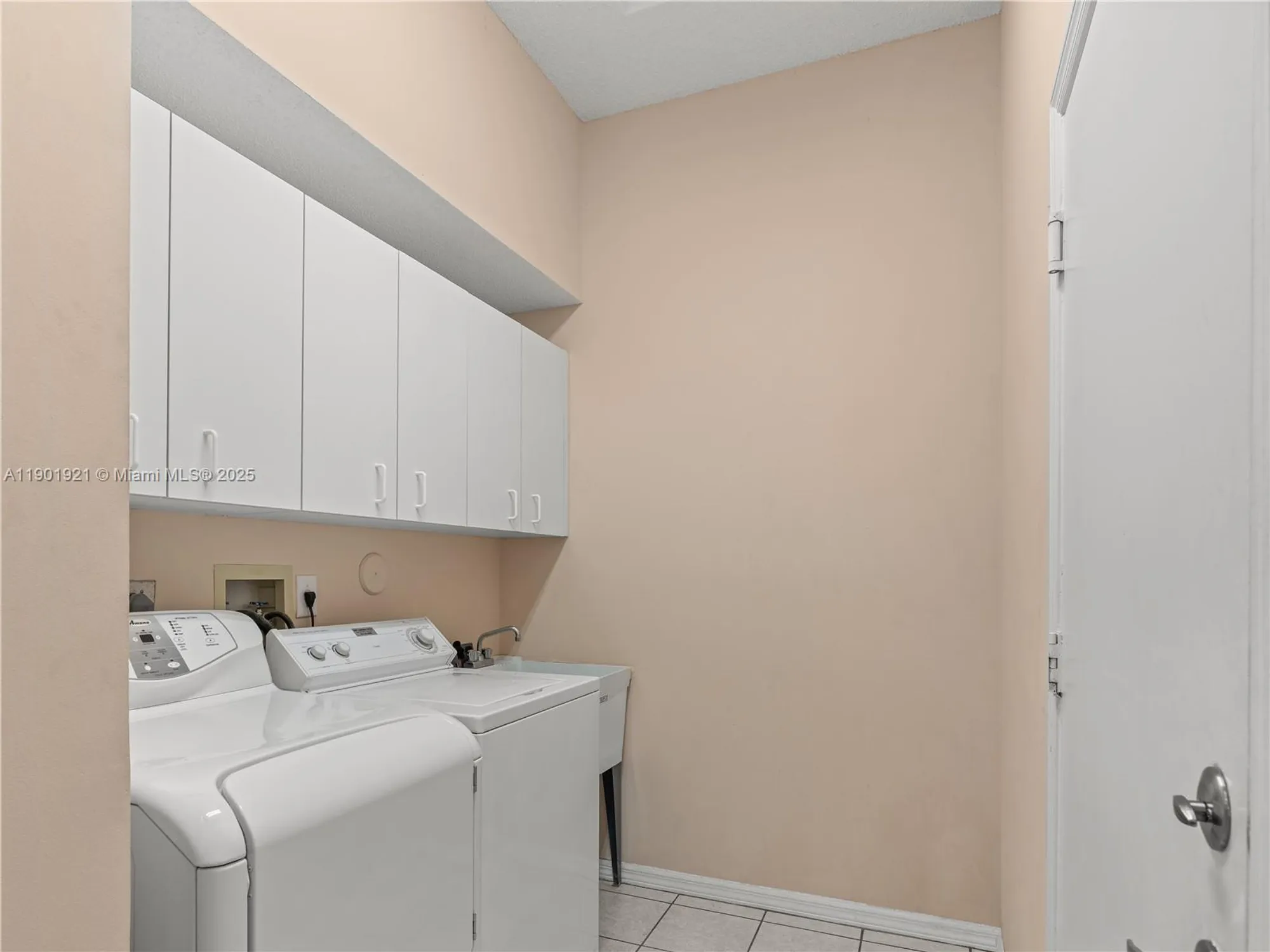 Property Slideshow image 22 of 27 | 10168 lombardy dr, Tamarac, FL, 33321