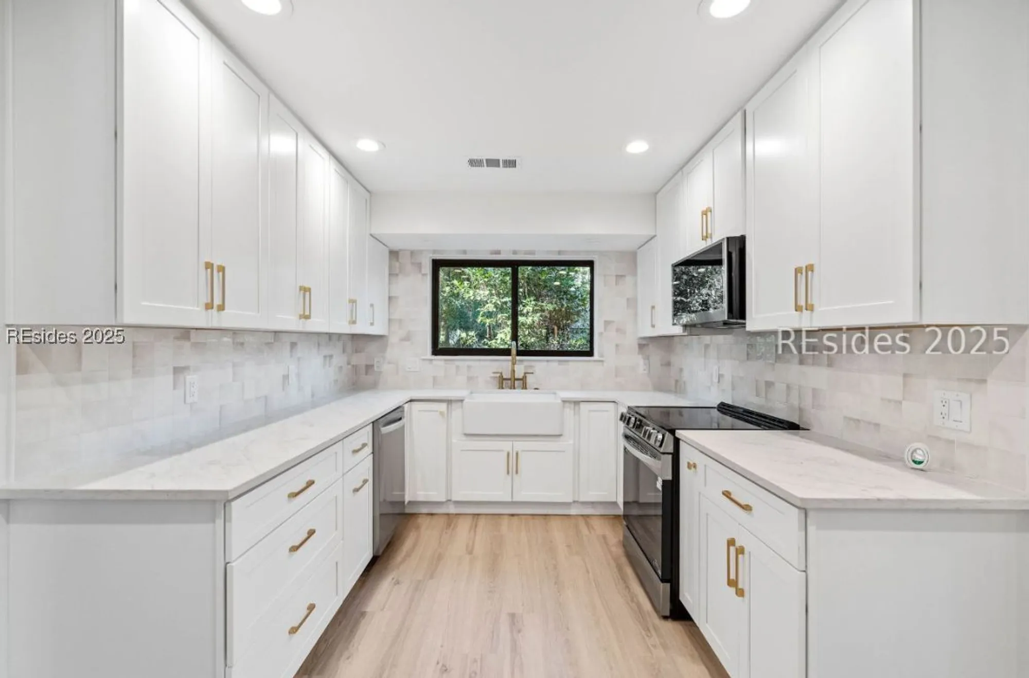 Property Slideshow image 7 of 41 | 4 brown thrasher rd, Hilton Head Island, SC, 29926