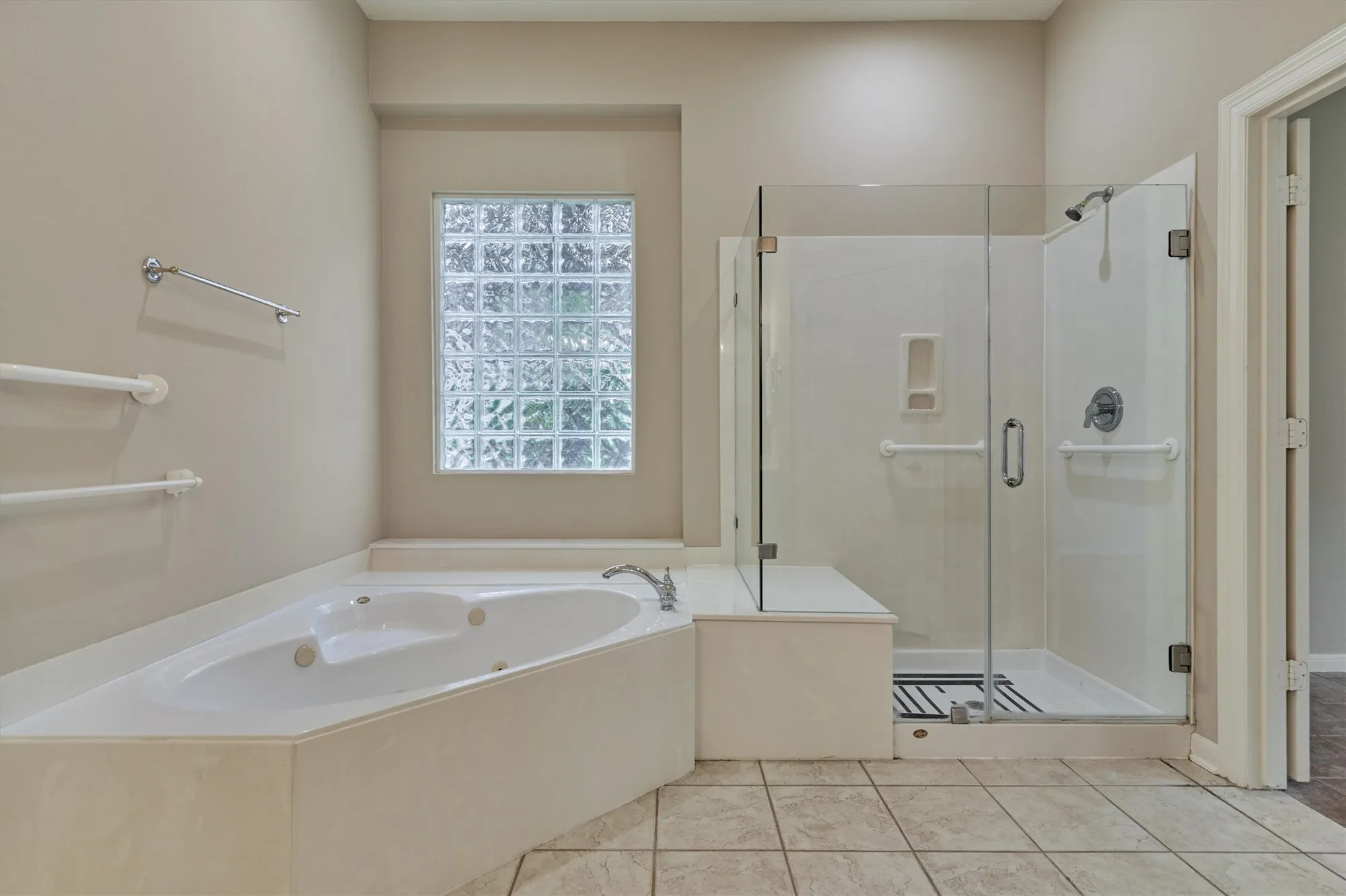 Property Slideshow image 29 of 38 | 6 wrenfield pl, The Woodlands, TX, 77384