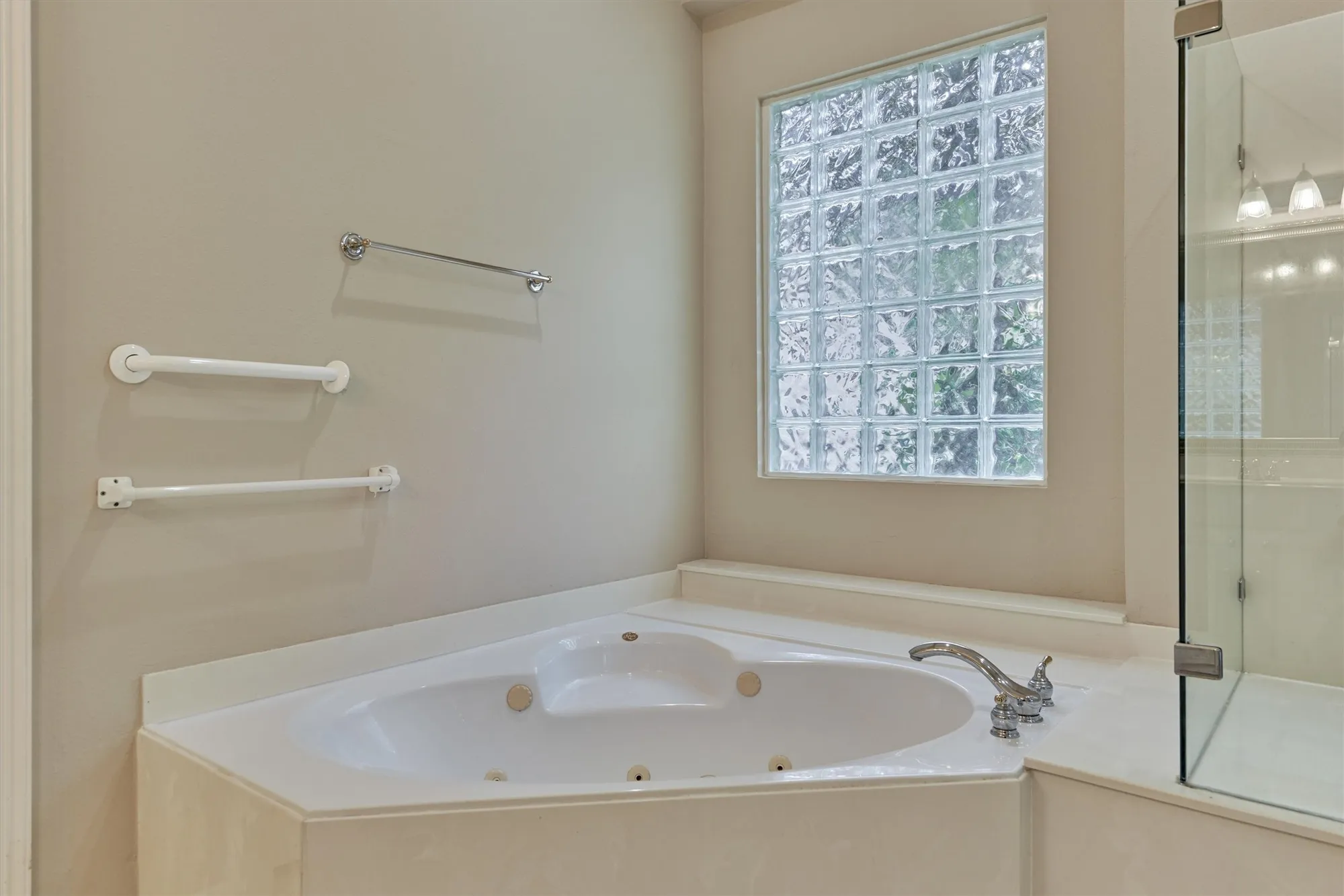 Property Slideshow image 30 of 38 | 6 wrenfield pl, The Woodlands, TX, 77384