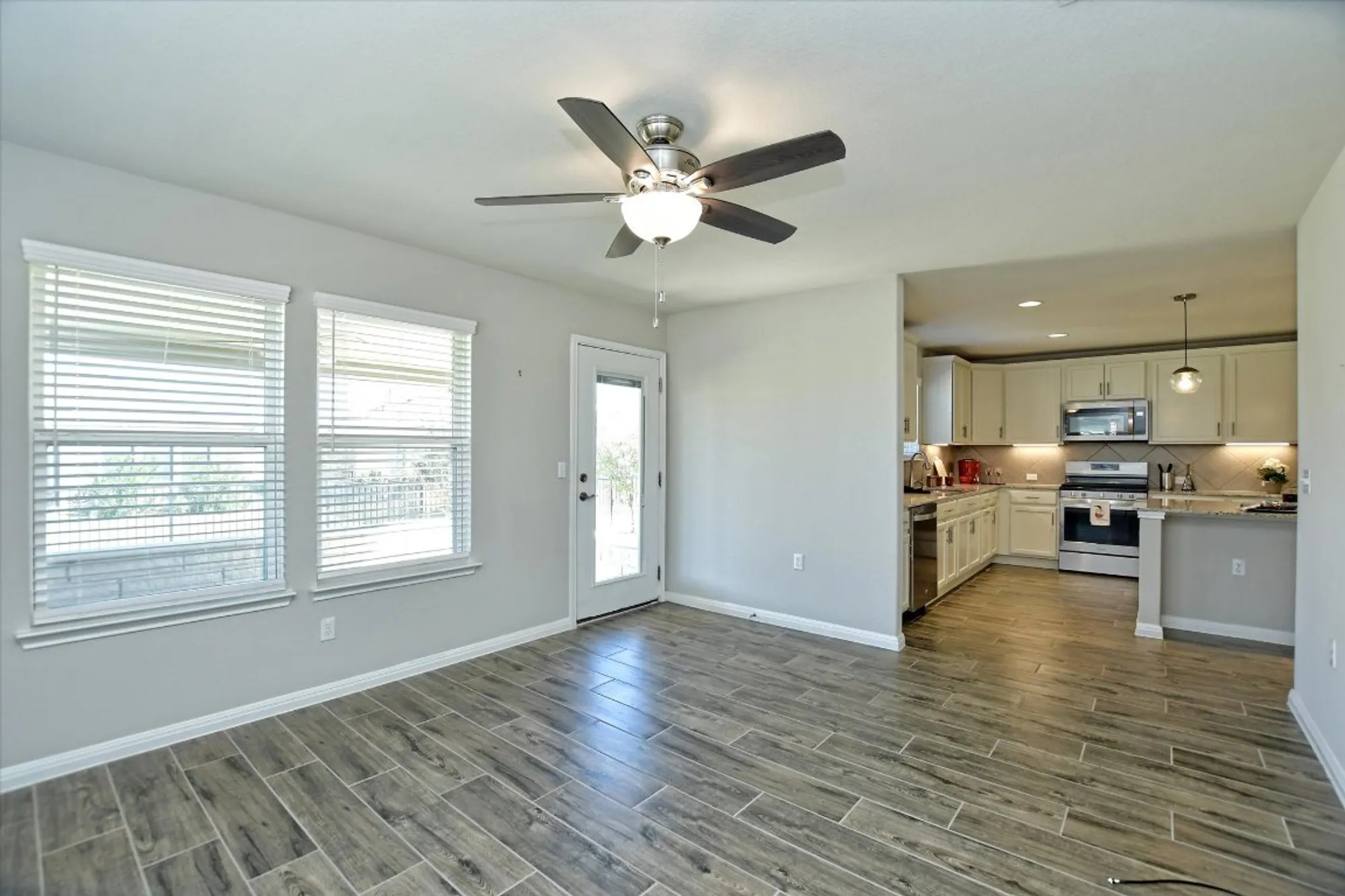 Property Slideshow image 14 of 28 | 215 comal ln, Georgetown, TX, 78633