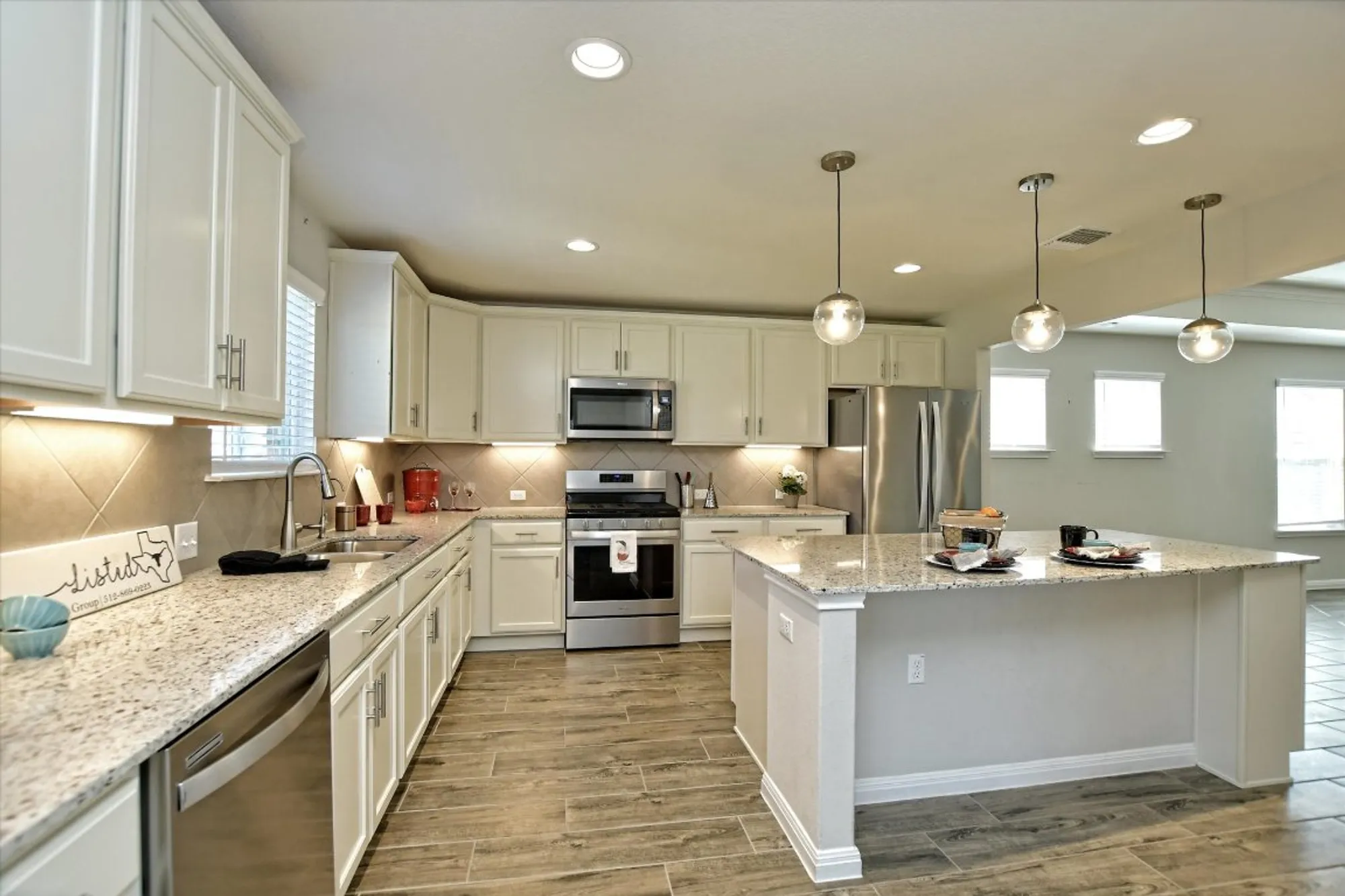 Property Slideshow image 15 of 28 | 215 comal ln, Georgetown, TX, 78633