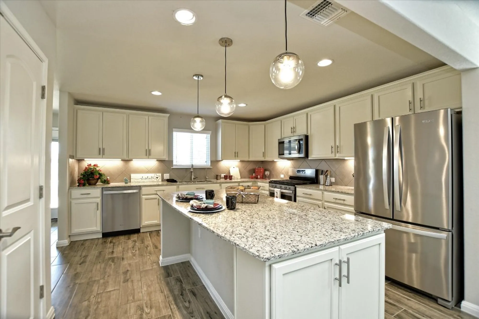 Property Slideshow image 16 of 28 | 215 comal ln, Georgetown, TX, 78633