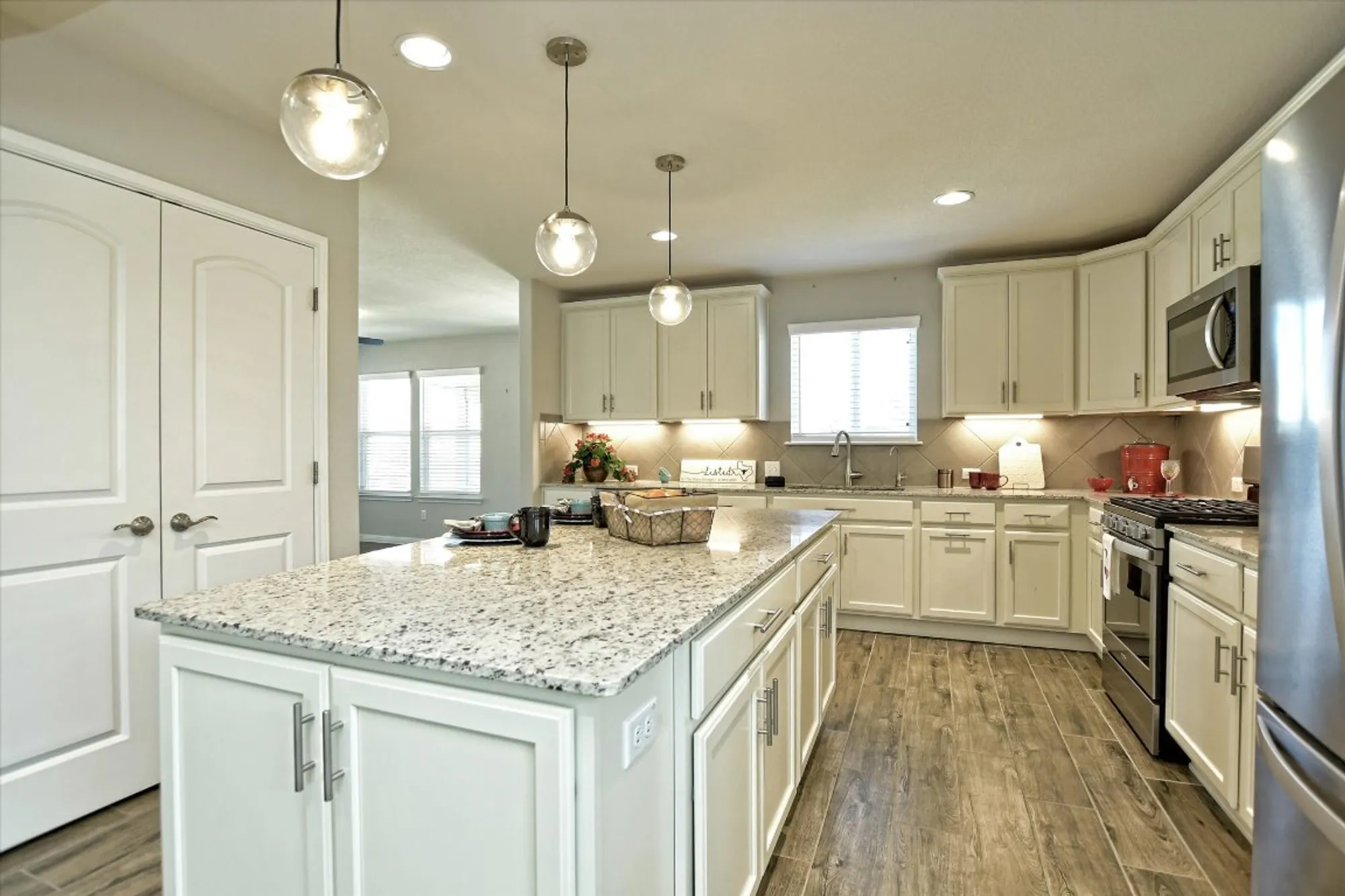 Property Slideshow image 17 of 28 | 215 comal ln, Georgetown, TX, 78633