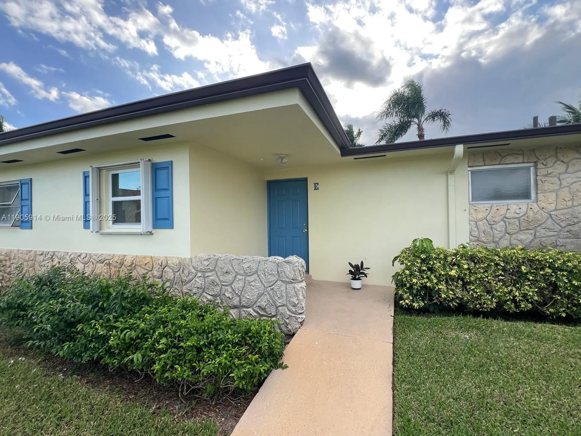 Property Slideshow image 1 of 1 | 2844 crosley dr e, West Palm Beach, FL, 33415