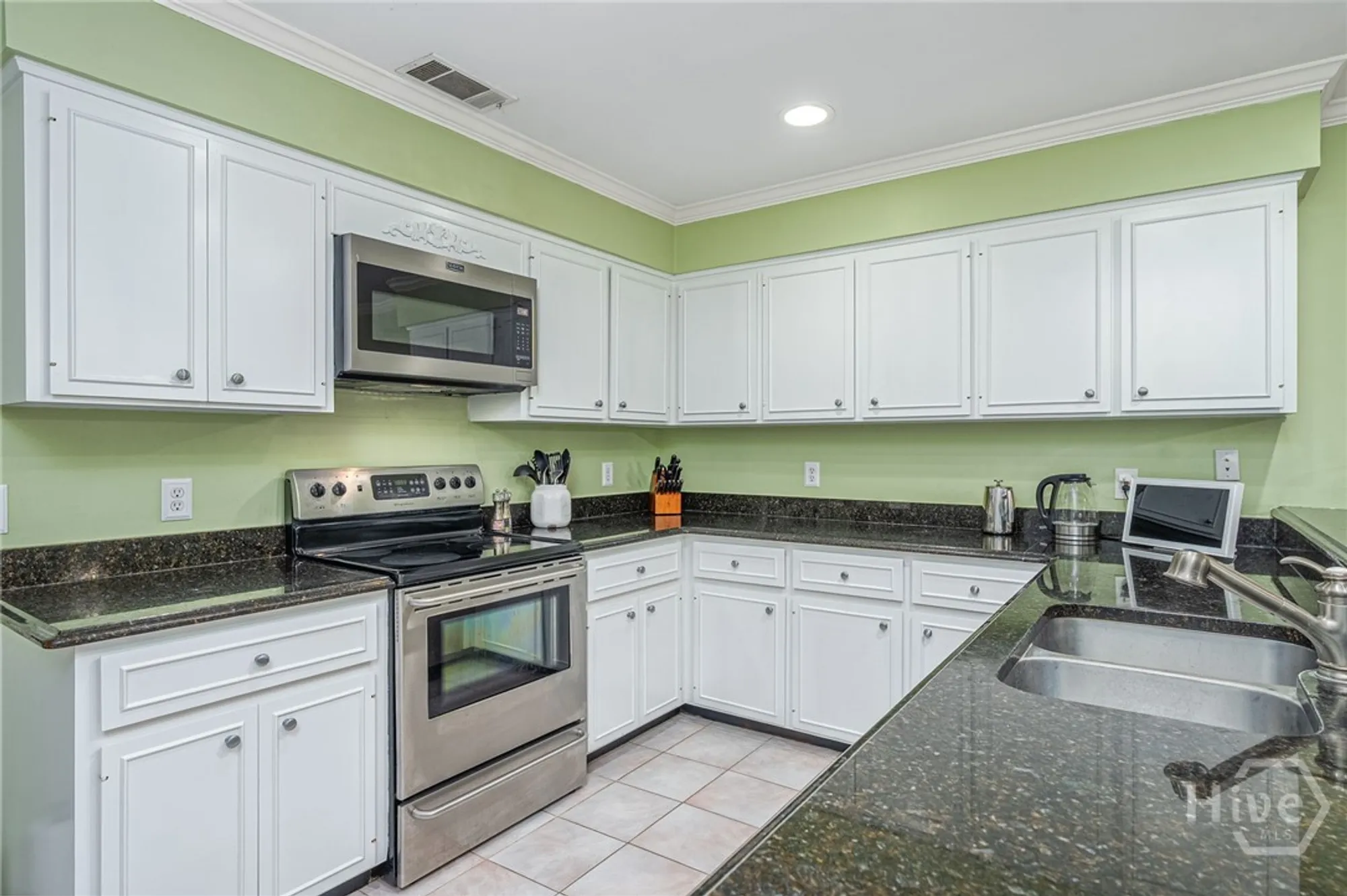 Property Slideshow image 13 of 40 | 5 pelham rd, Savannah, GA, 31411