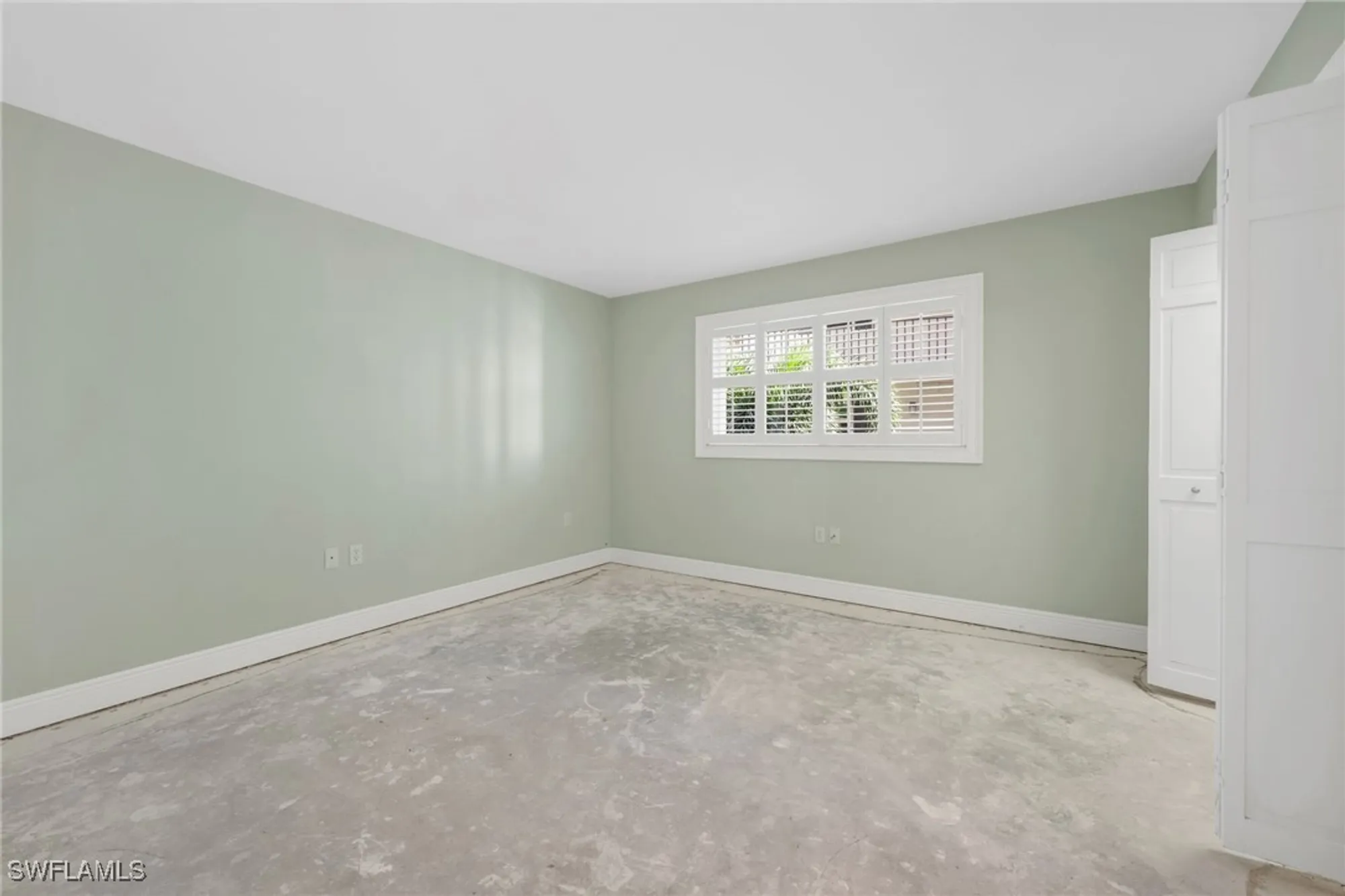 Property Slideshow image 12 of 20 | 222 harbour dr 301, Naples, FL, 34103