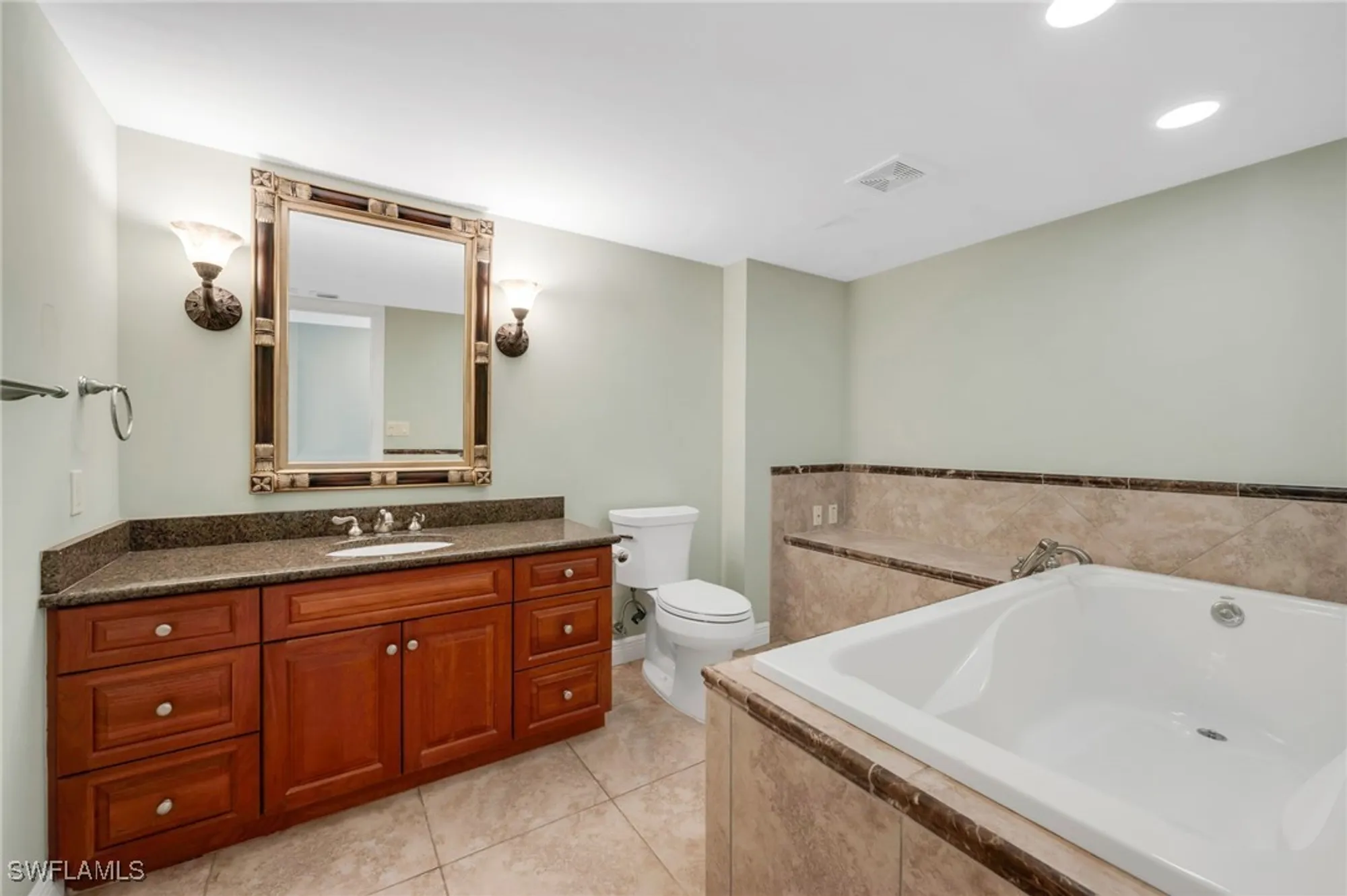 Property Slideshow image 13 of 20 | 222 harbour dr 301, Naples, FL, 34103